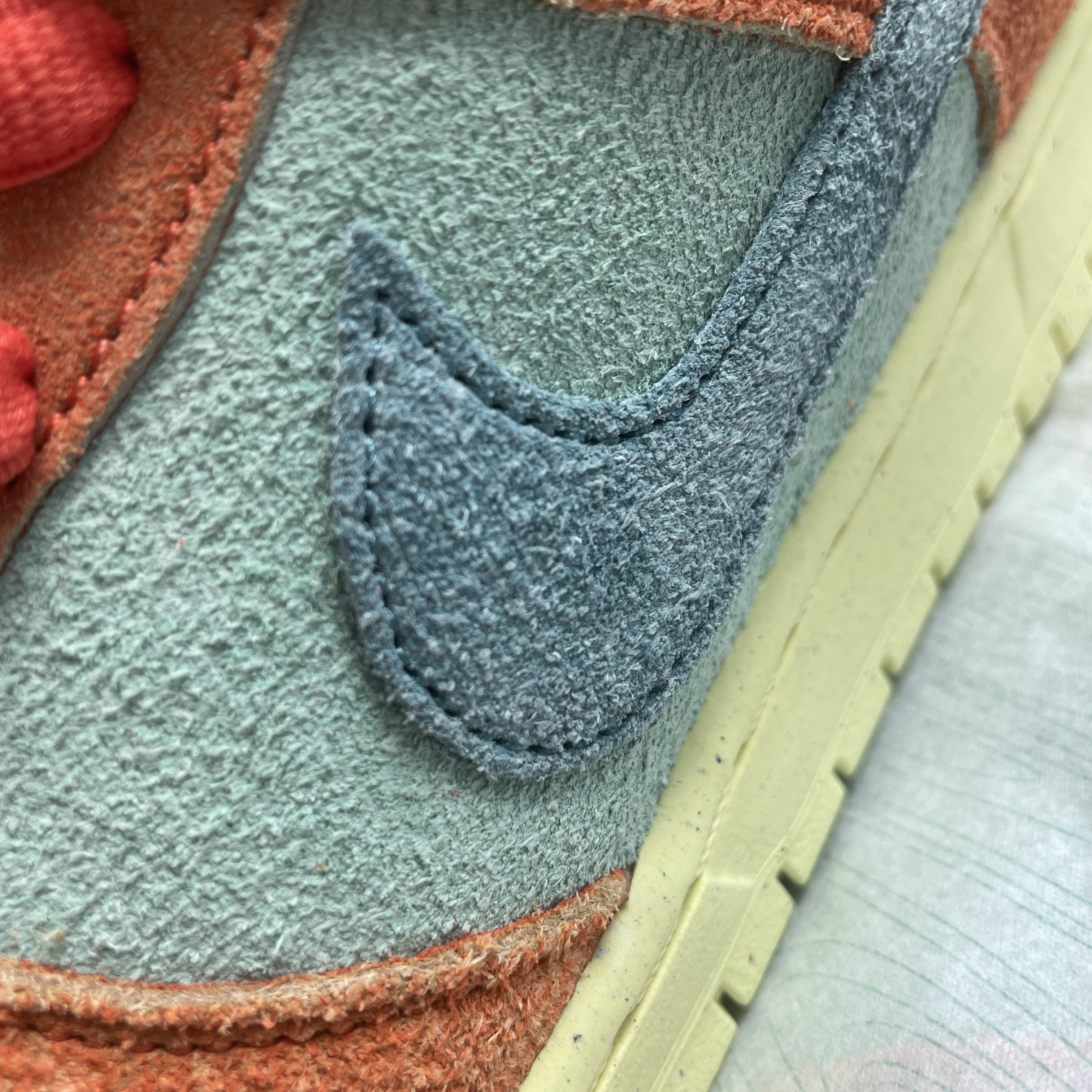 Nike SB Dunk Low Pro Premium Orange and Emerald Rise 착용 스타일