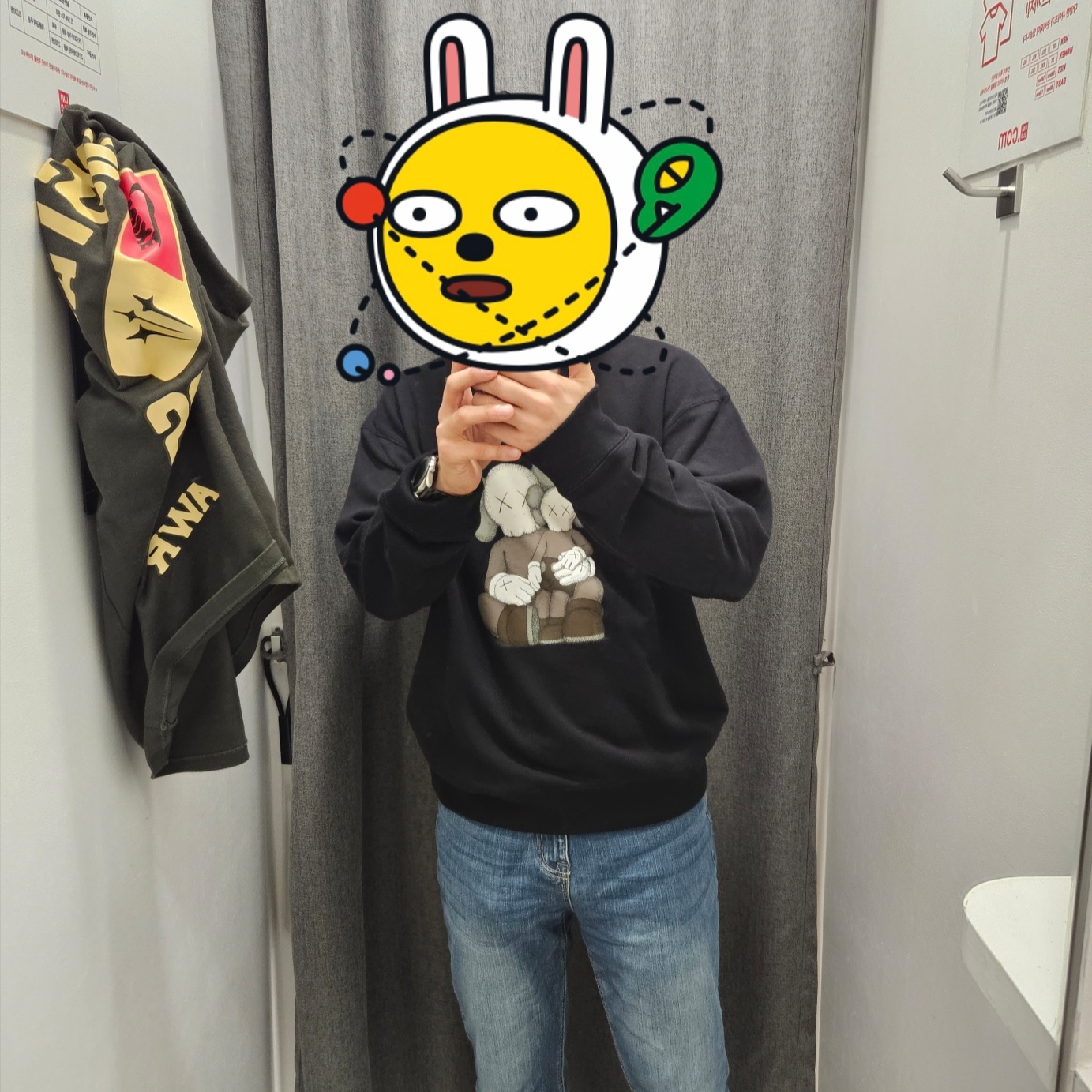 Uniqlo UT x Kaws Long Sleeve Sweatshirt Black 착용 스타일