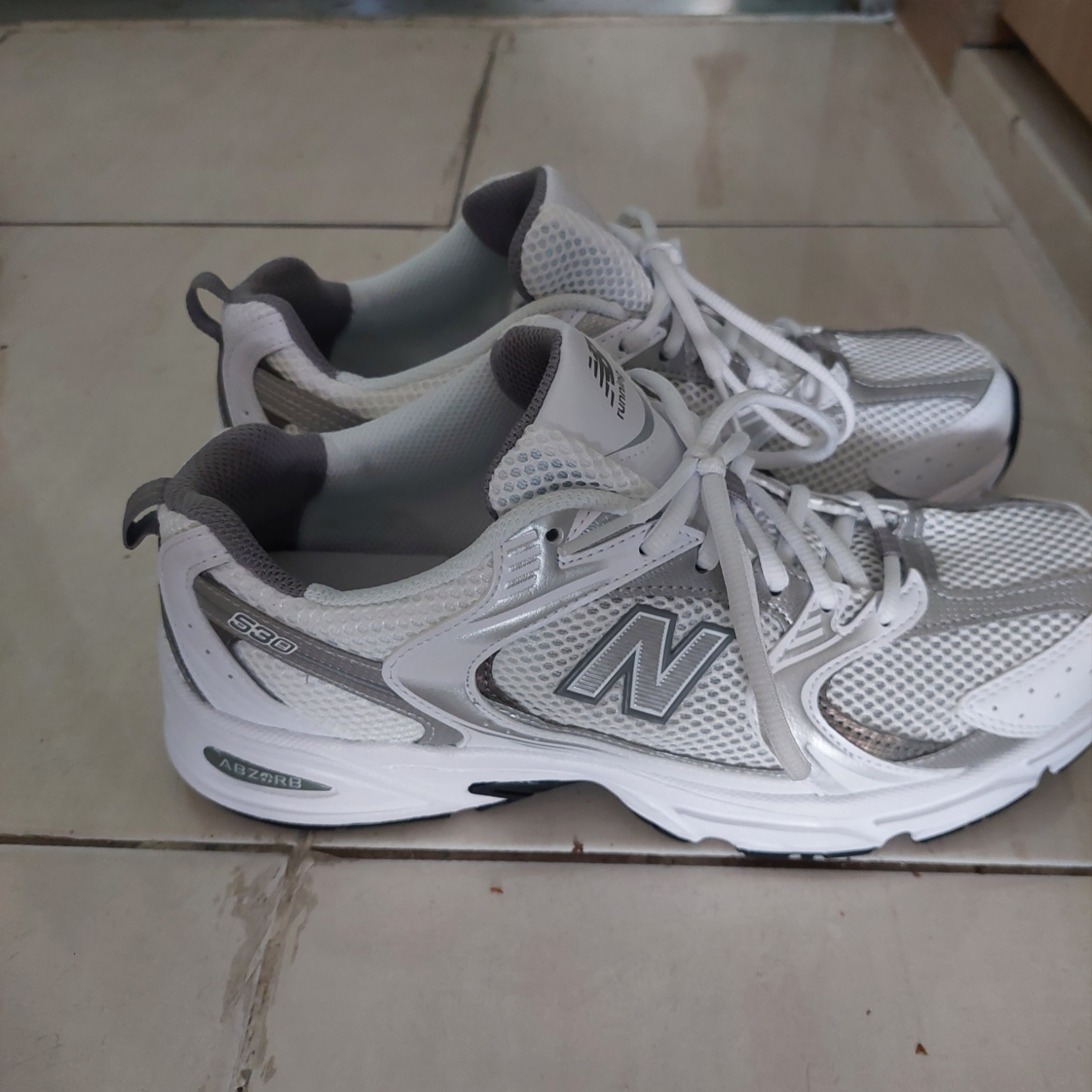 New Balance 530 White Silver 착용 스타일 - 3