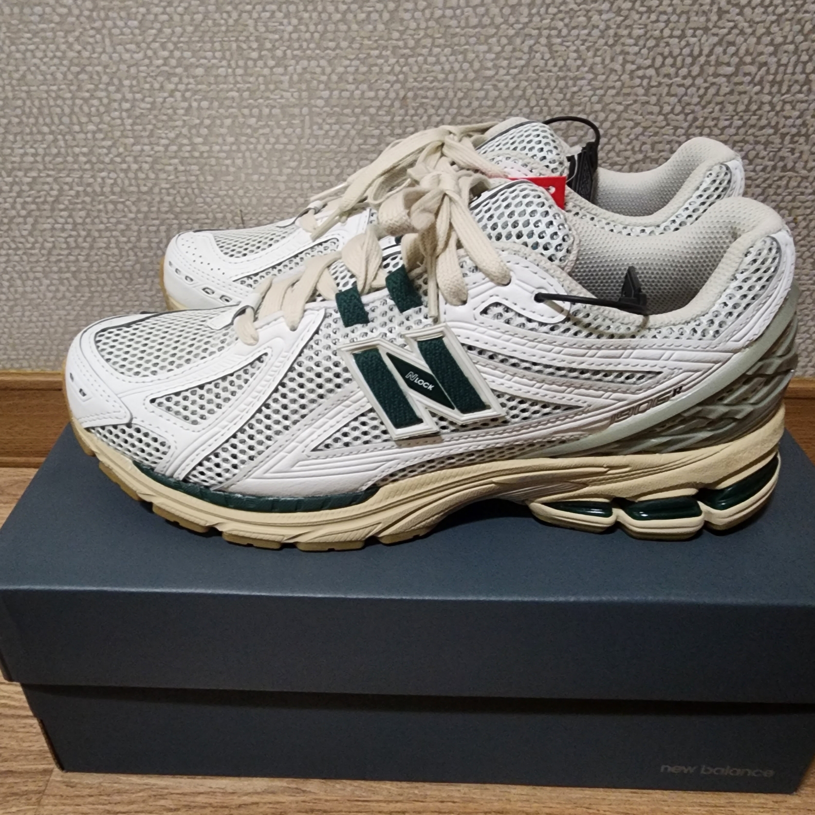 New Balance 1906R Silver Green 착용 스타일 - 1