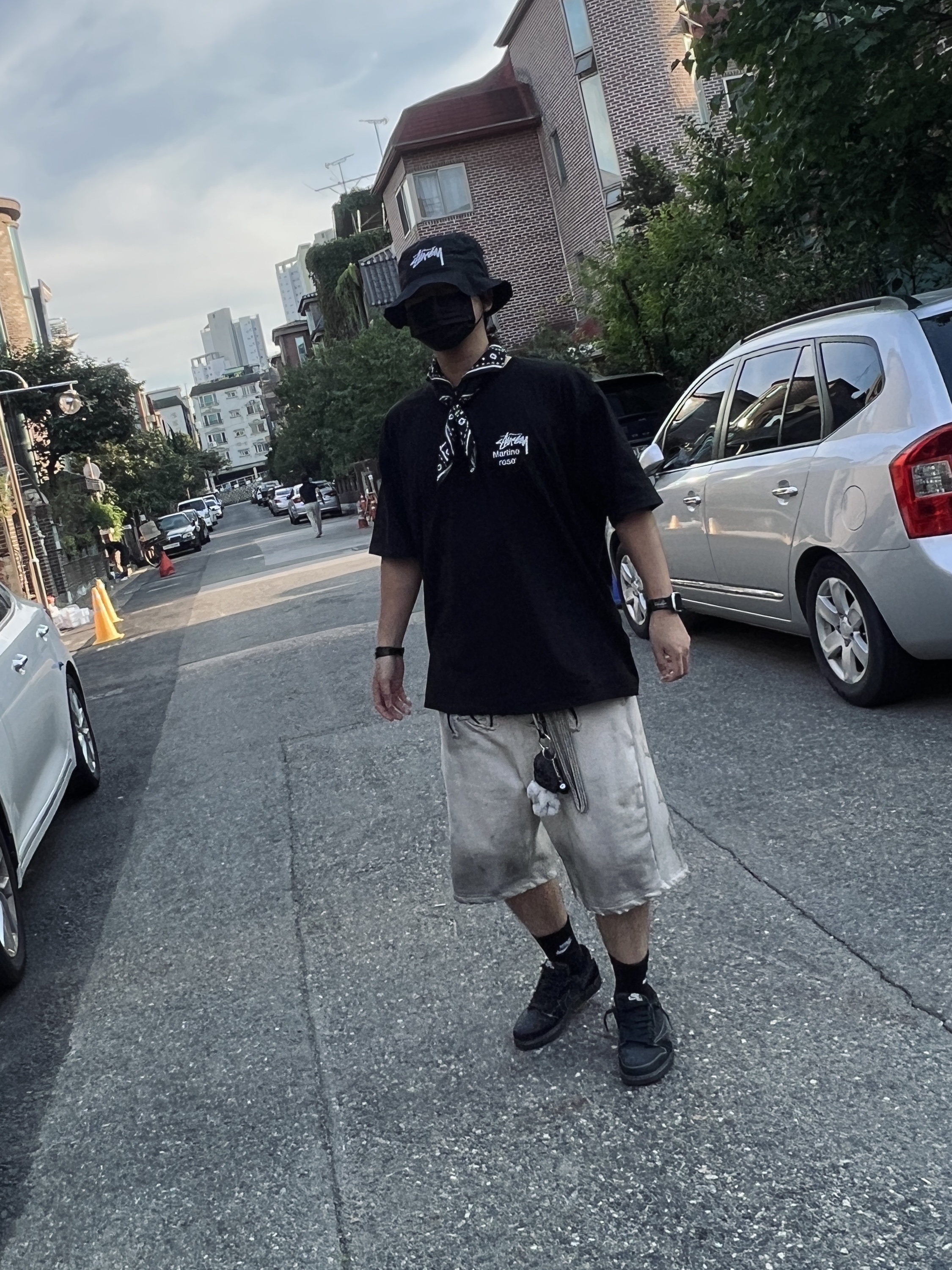 Stussy x Martine Rose Collage Pigment Dyed T-Shirt Black, Stussy 8 Ball Keychain Black 착용 스타일 - 2