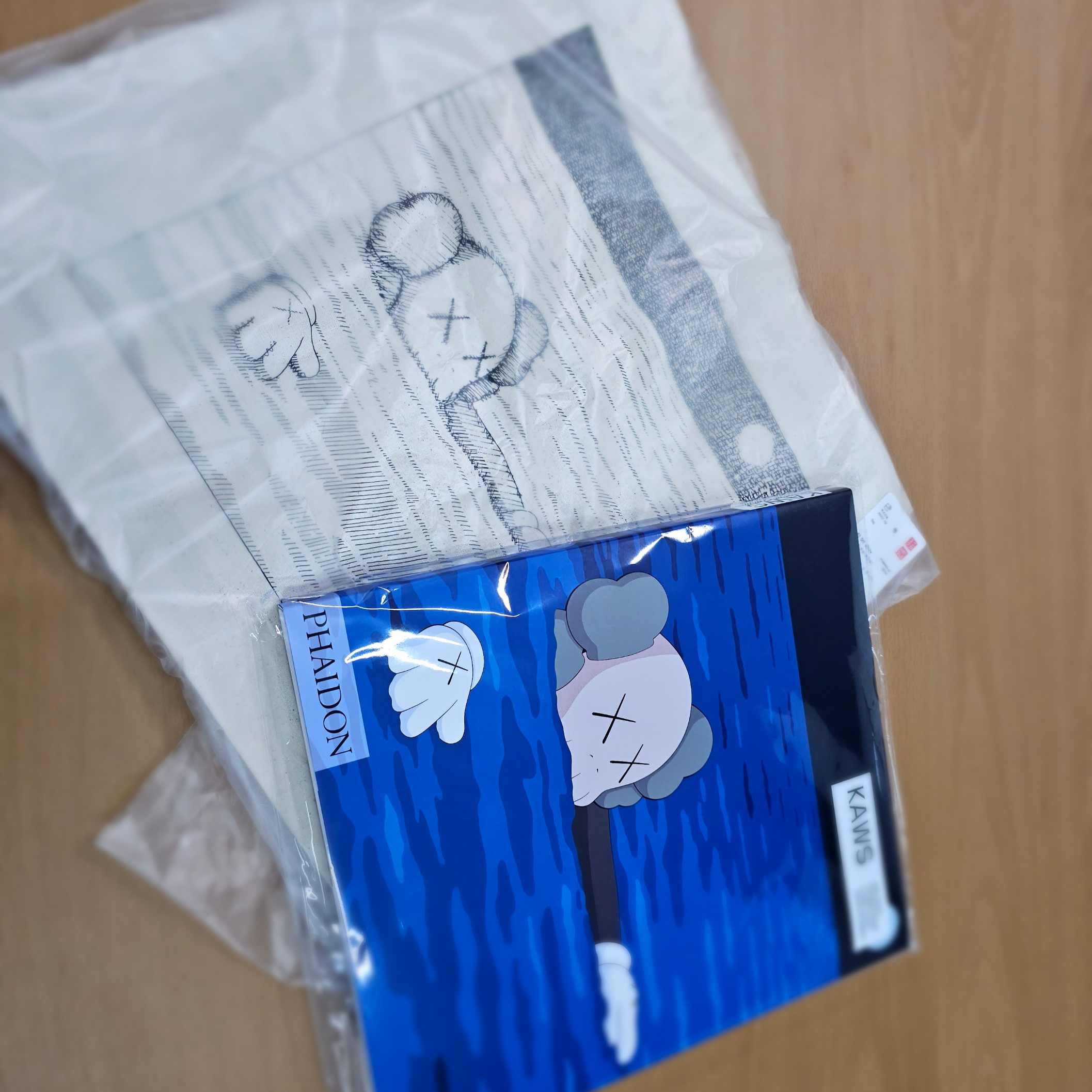 Uniqlo UT x Kaws Artbook 착용 스타일