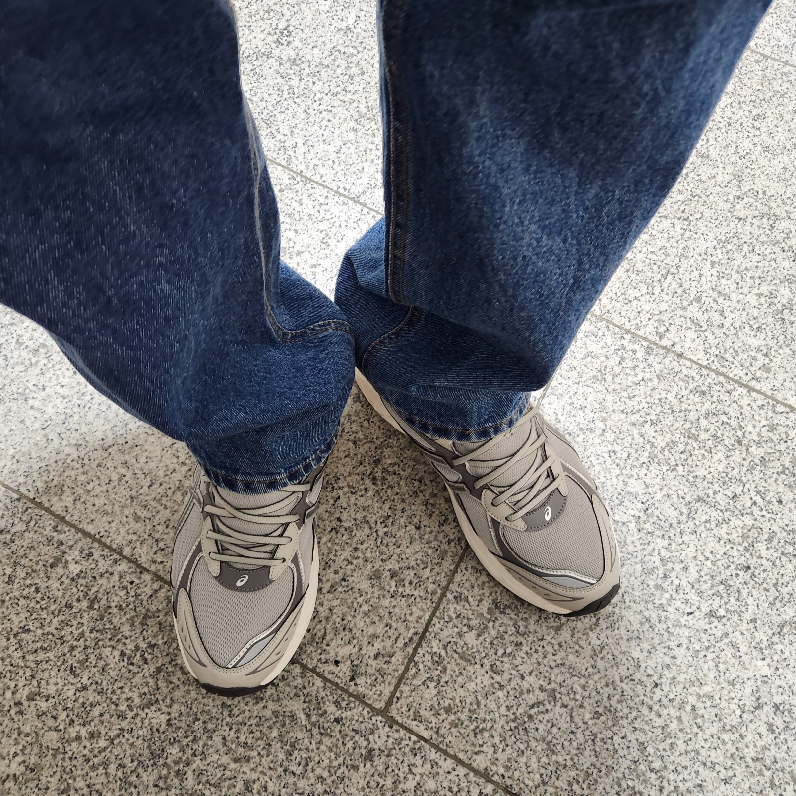 Asics GT-2160 Oyster Grey Carbon 착용 스타일 - 3