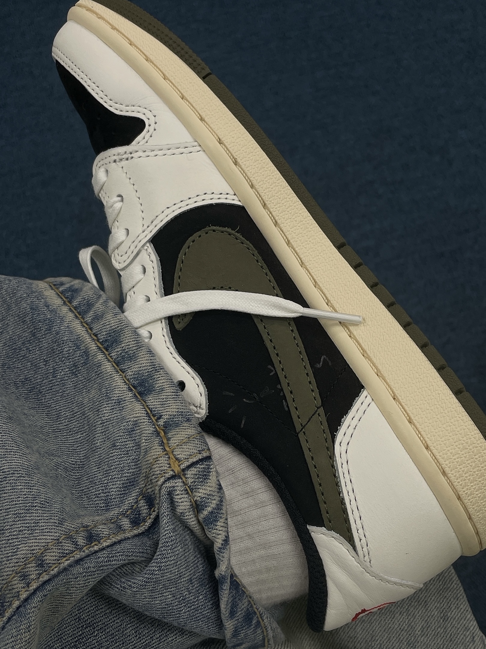 (W) Jordan 1 x Travis Scott Retro Low OG SP Medium Olive 착용 스타일 - 2