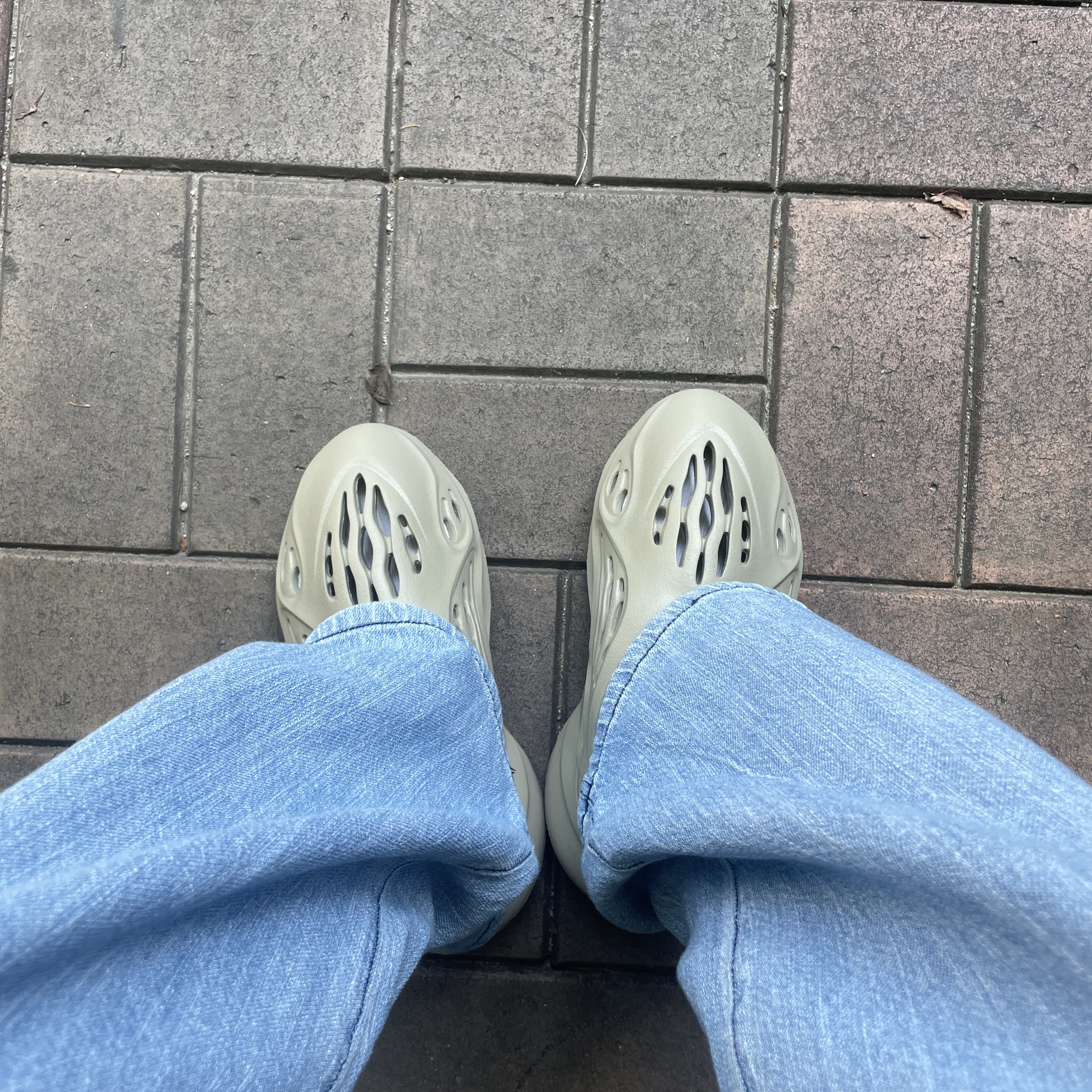 Adidas Yeezy Foam RNNR Stone Salt 착용 스타일