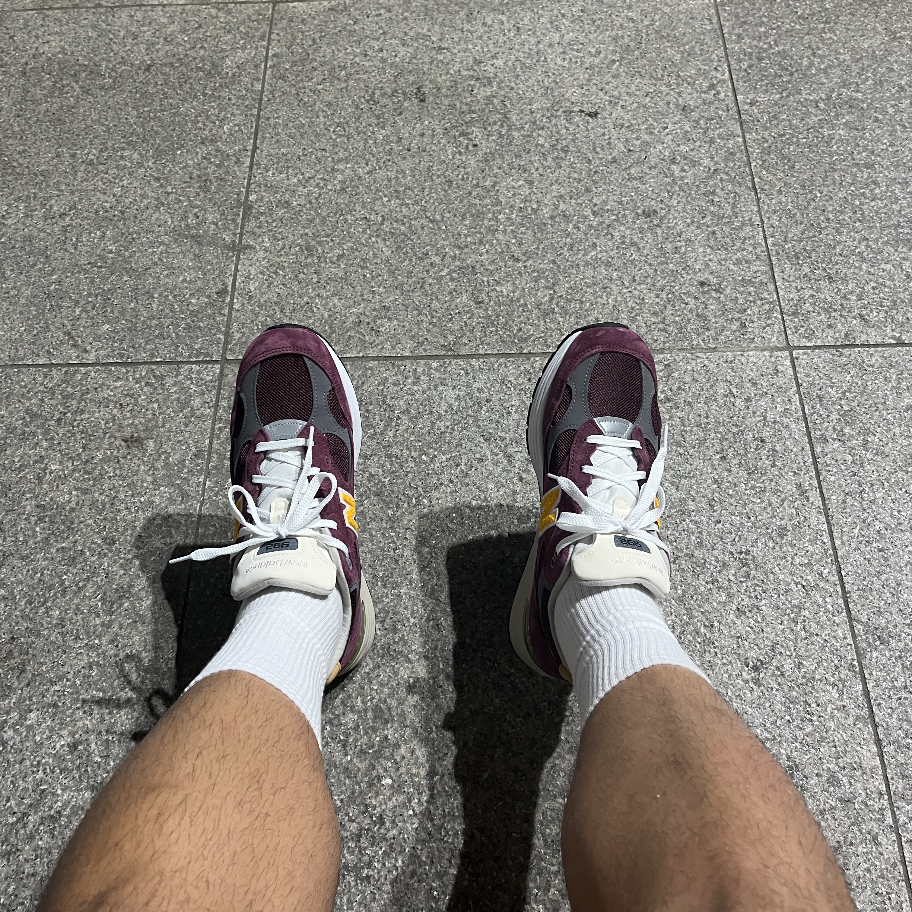 New Balance 992 Made in USA Burgundy Gold 착용 스타일