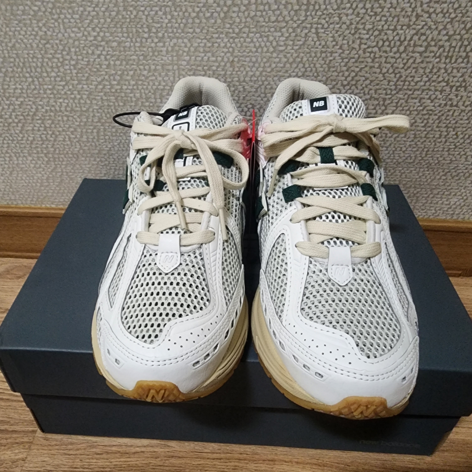 New Balance 1906R Silver Green 착용 스타일 - 2