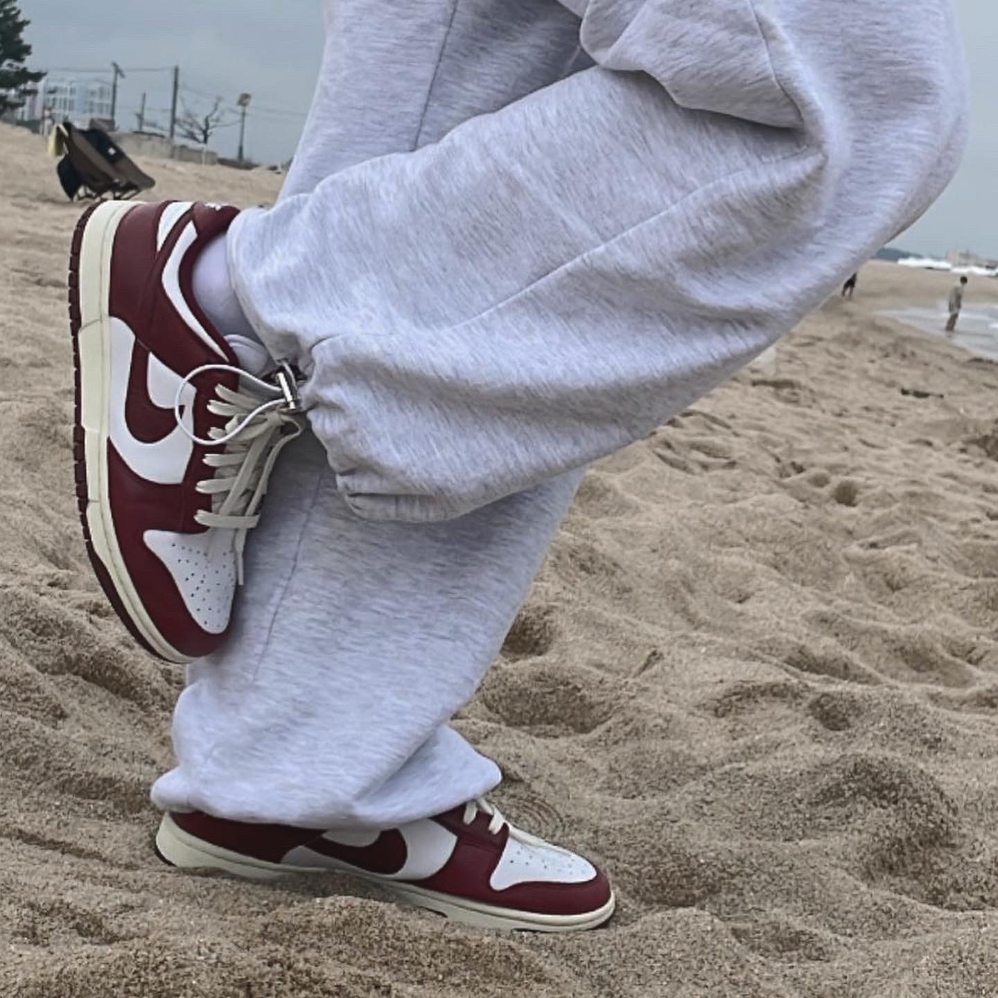 (W) Nike Dunk Low Retro PRM Team Red and White 착용 스타일 - 3