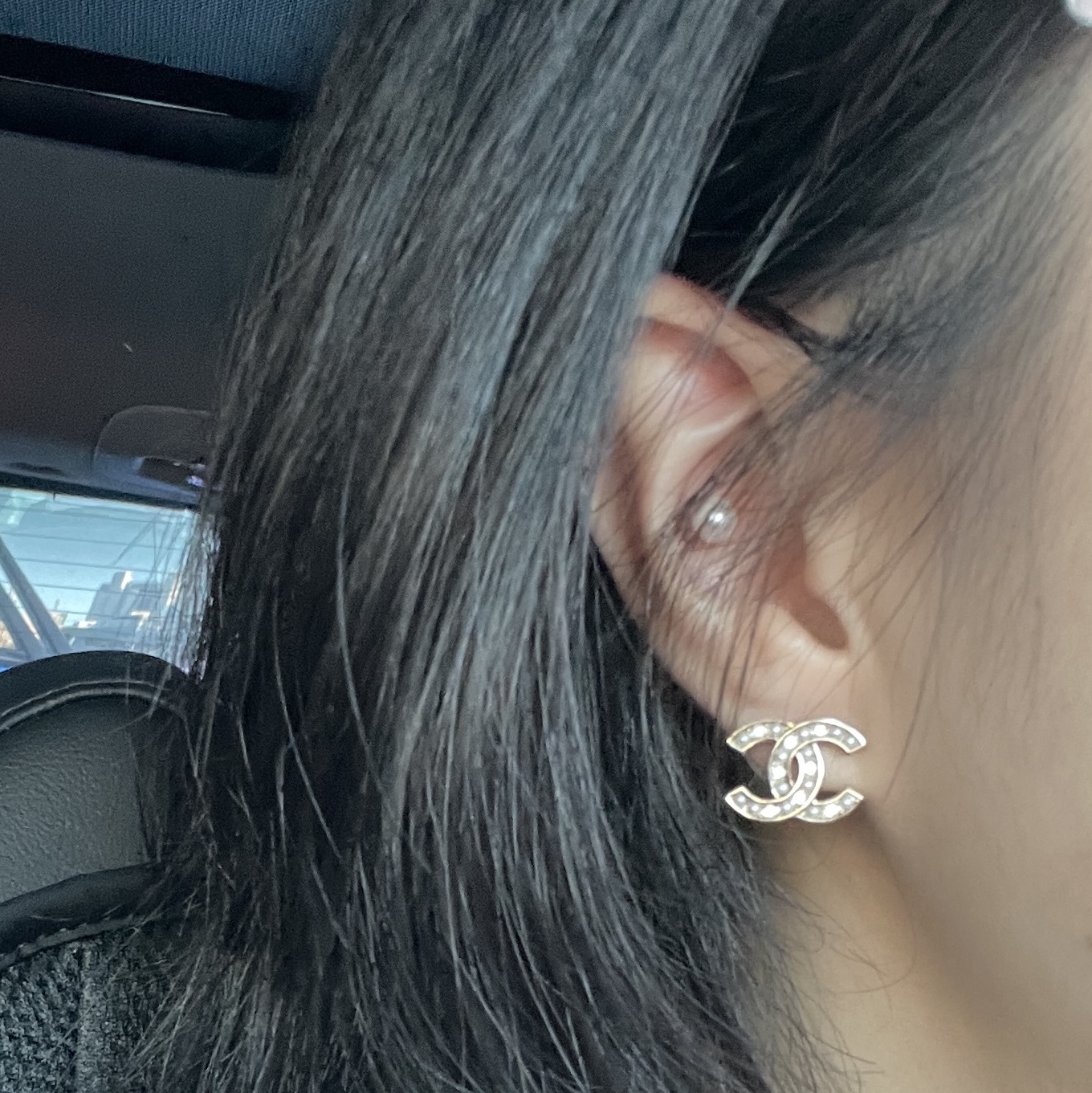 (W) Chanel Stud Earrings Metal & Gold Pearly White Crystal 착용 스타일 - 2