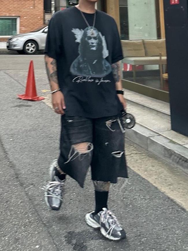 [KREAM 단독] OMO Distressed Denim Shorts Black 착용 스타일 - 2