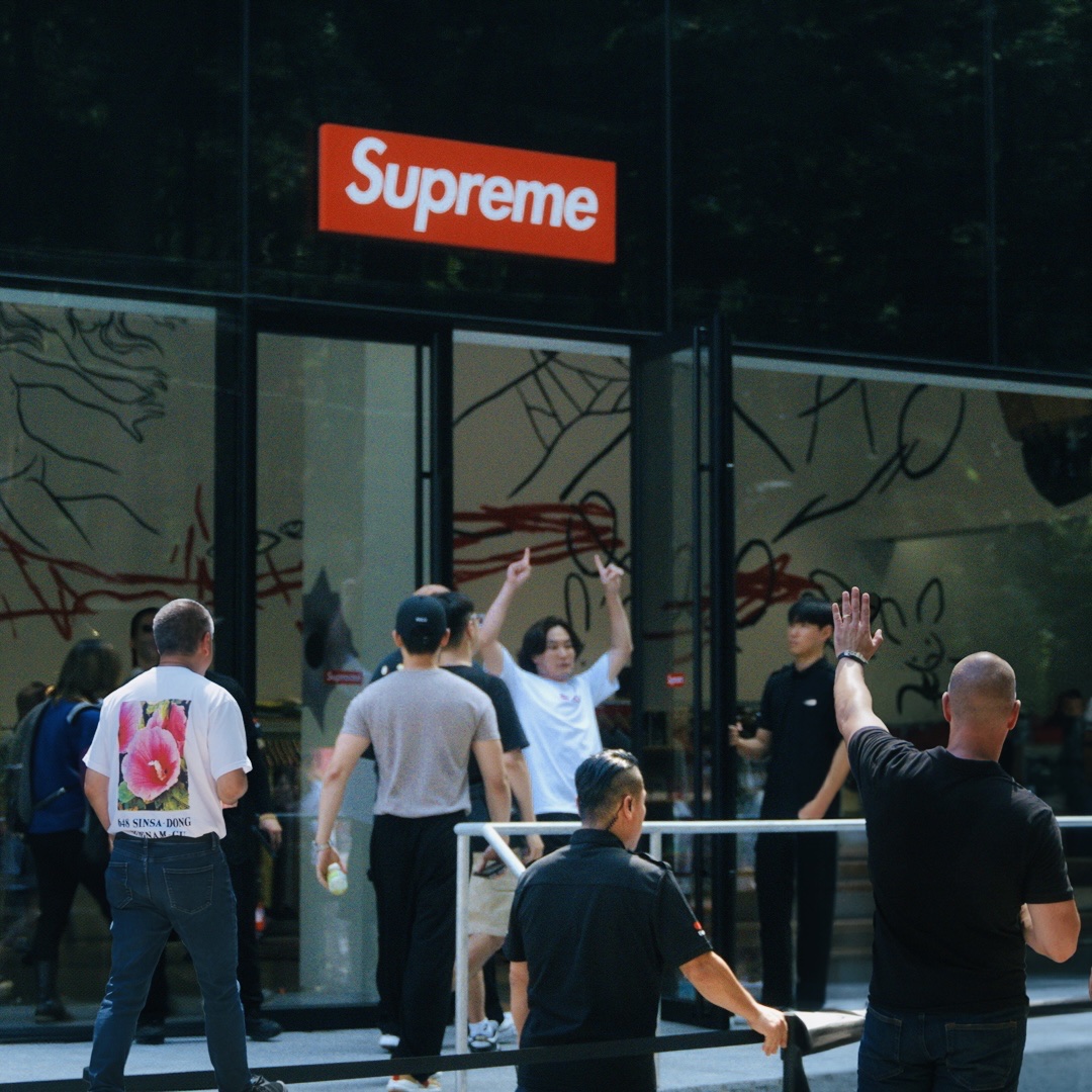 Supreme Swarovski Box Logo T-Shirt White - 19SS, Nike x Supreme Air Force 1 Low White 착용 스타일 - 4