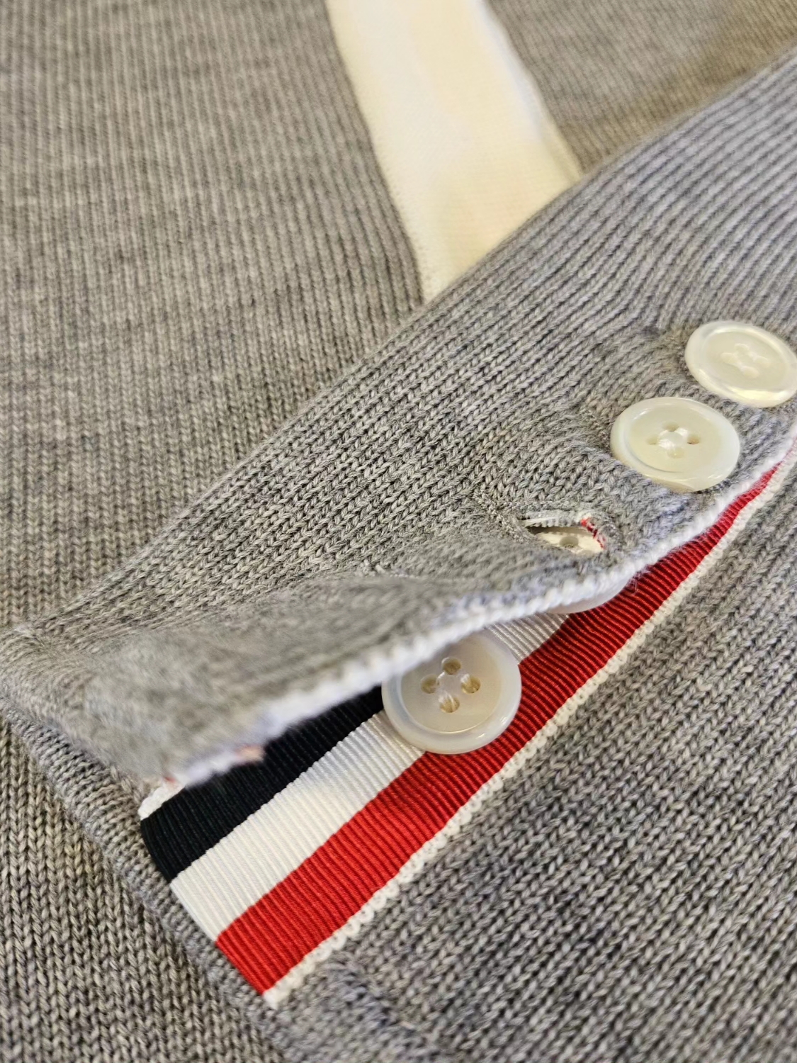 (W) Thom Browne Double Face Merino 4-Bar Cardigan Jacket Light Grey 착용 스타일 - 3