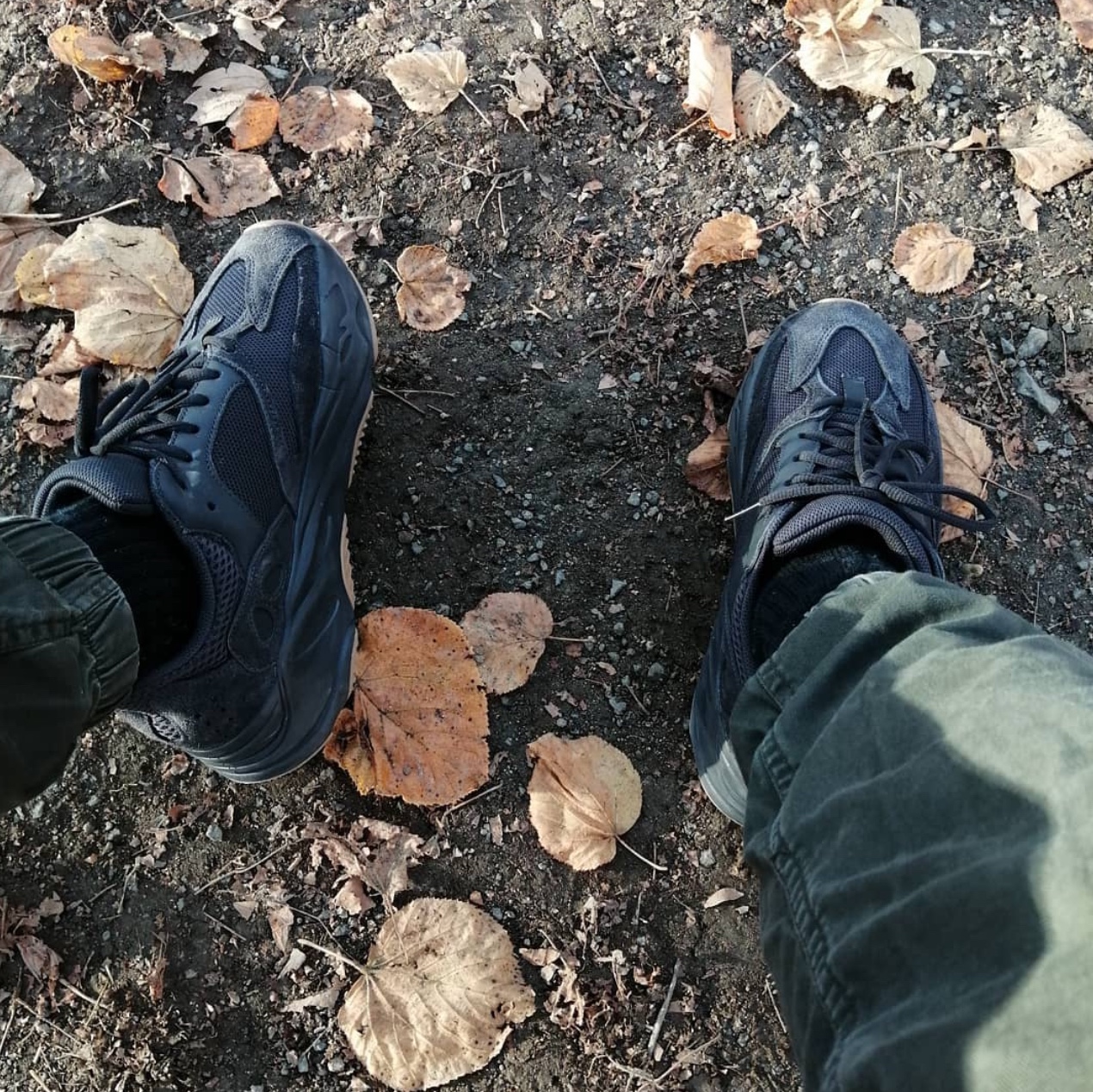 Adidas Yeezy Boost 700 Utility Black 2023 착용 스타일 - 3