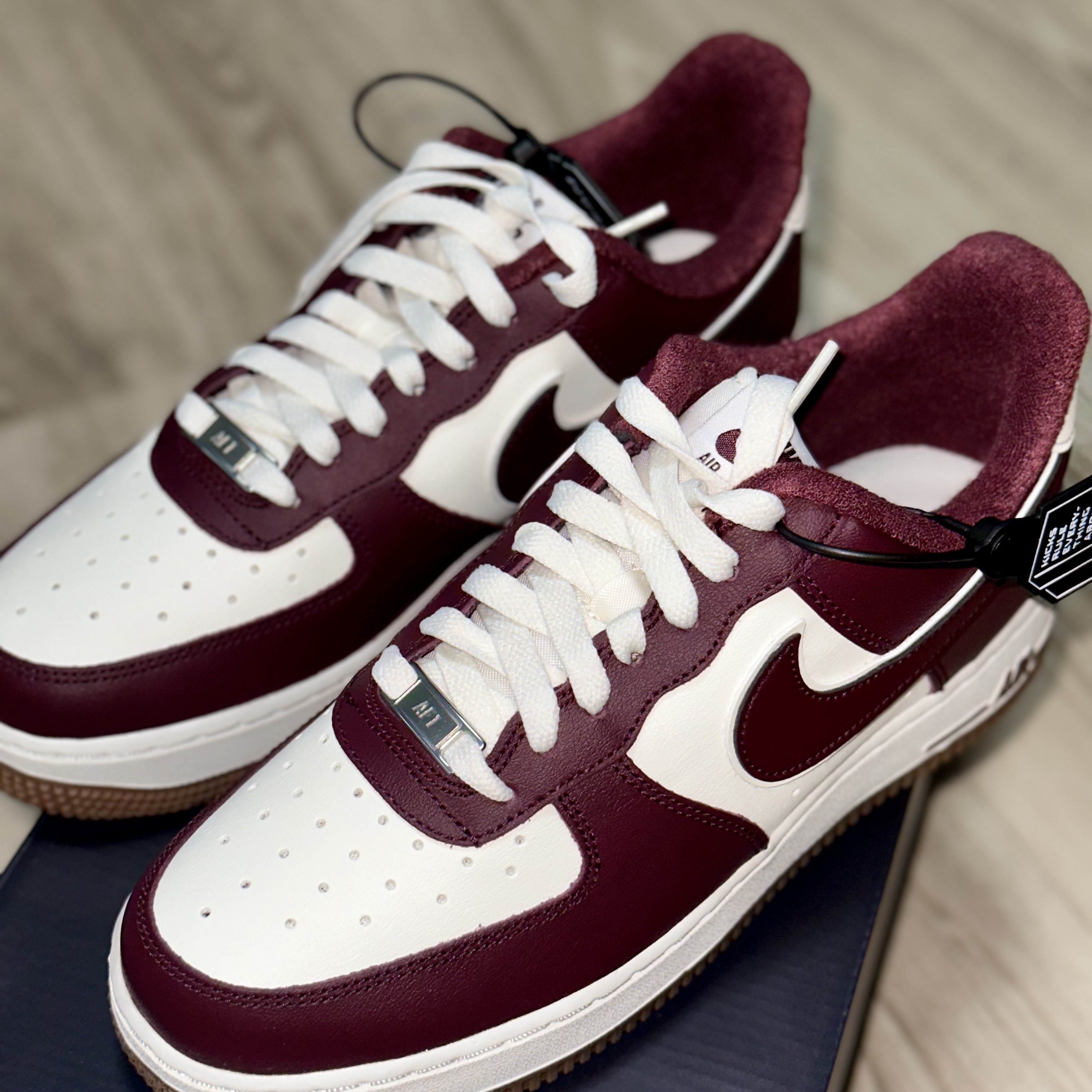Nike Air Force 1 '07 LV8 Night Maroon 착용 스타일 - 1
