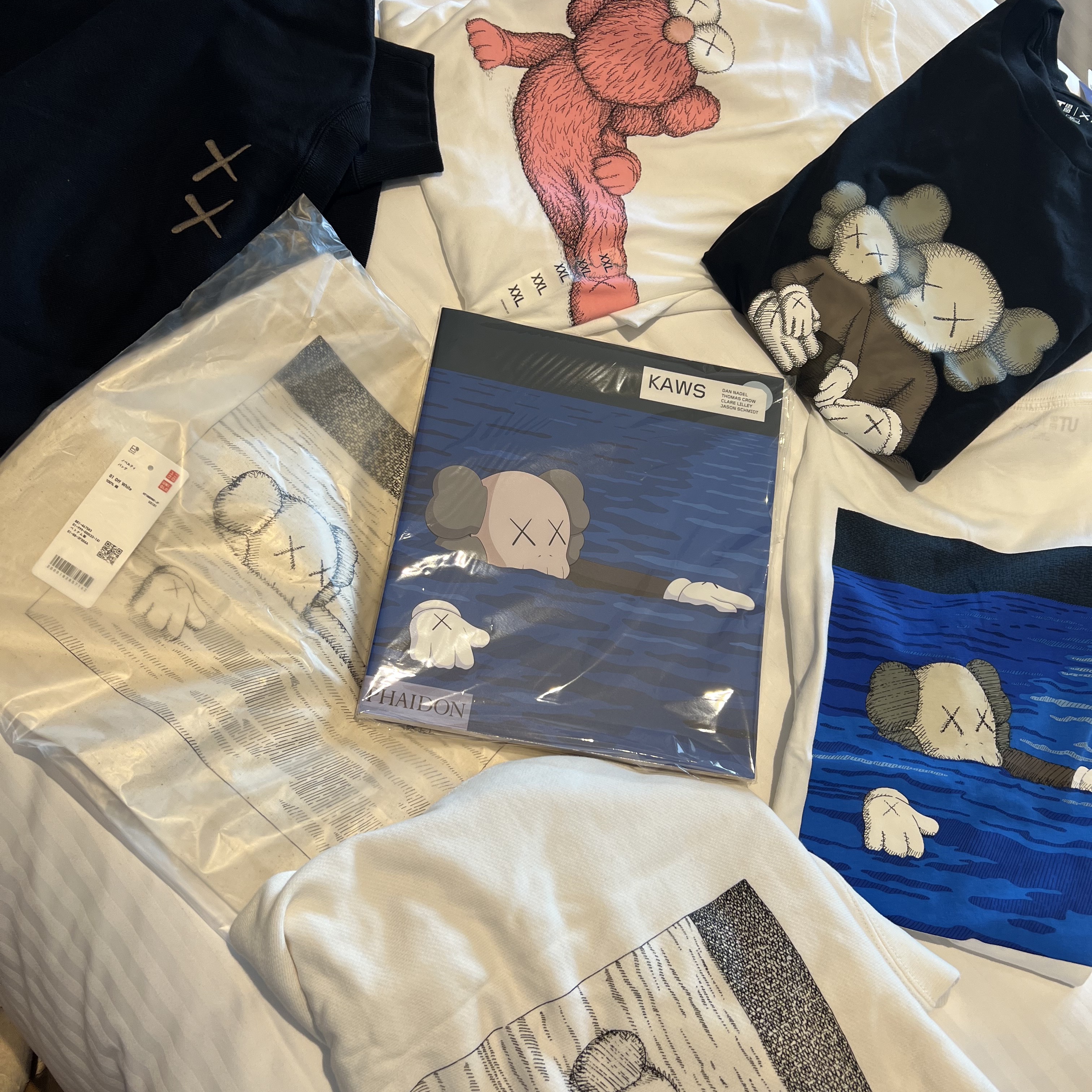 Uniqlo UT x Kaws Artbook, Uniqlo UT x Kaws Long Sleeve Sweatshirt Black 착용 스타일