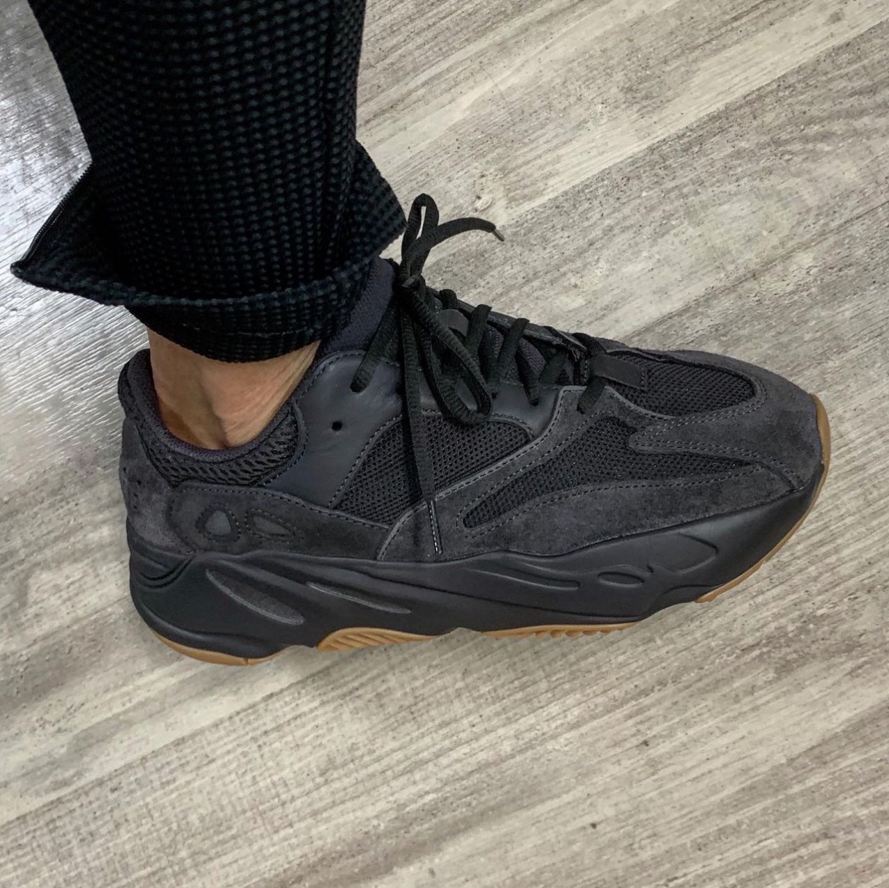 Adidas Yeezy Boost 700 Utility Black 2023 착용 스타일 - 1