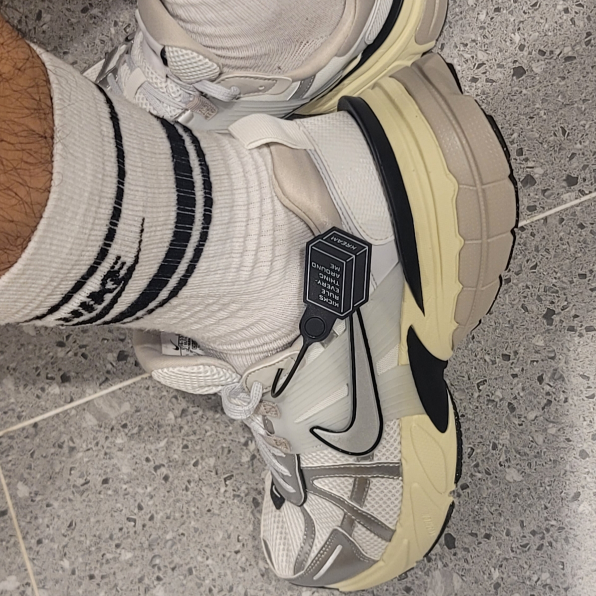 Nike V2K Run Summit White Metallic Silver 착용 스타일 - 3