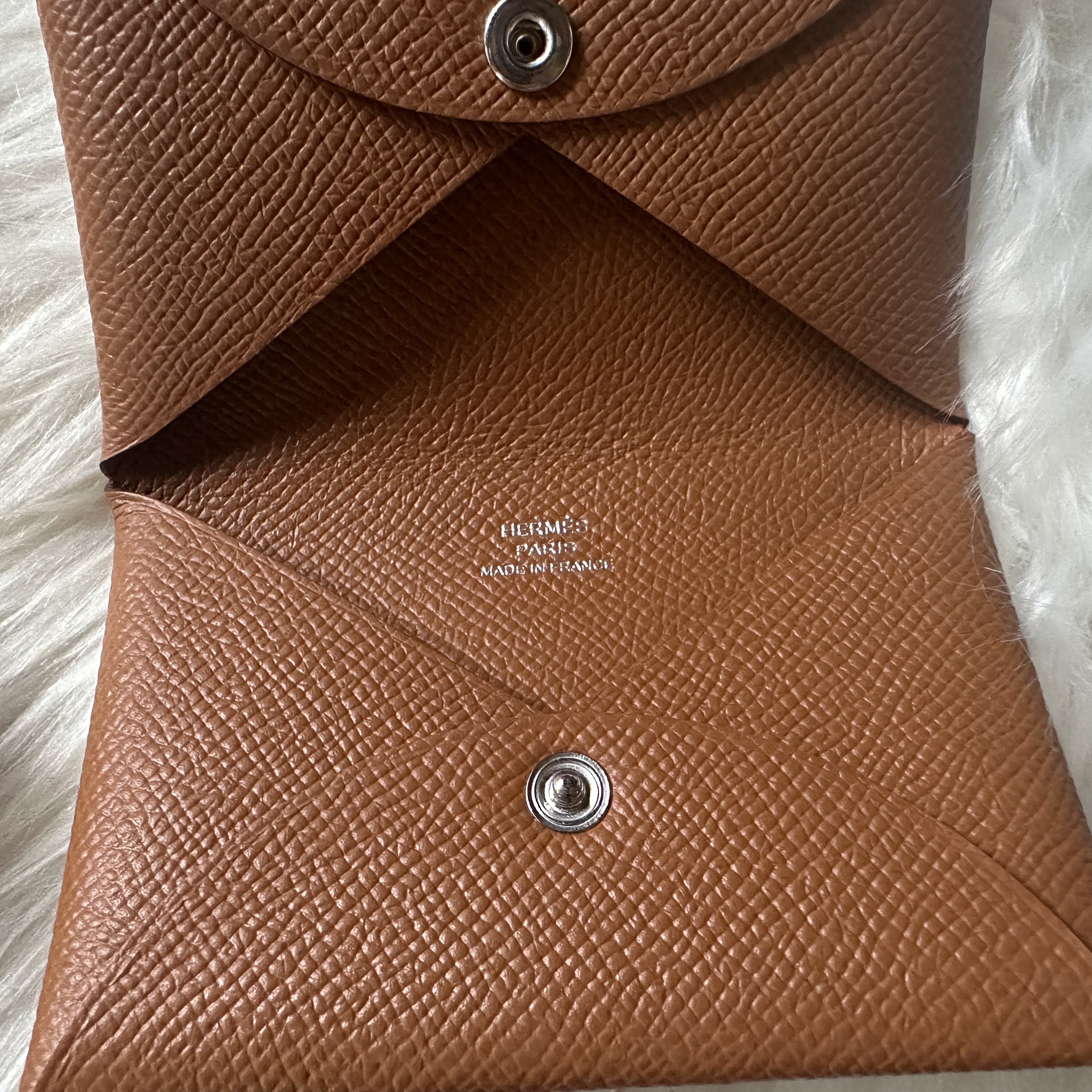 Hermes Calvi Card Holder Epsom & Palladium Gold 착용 스타일 - 1