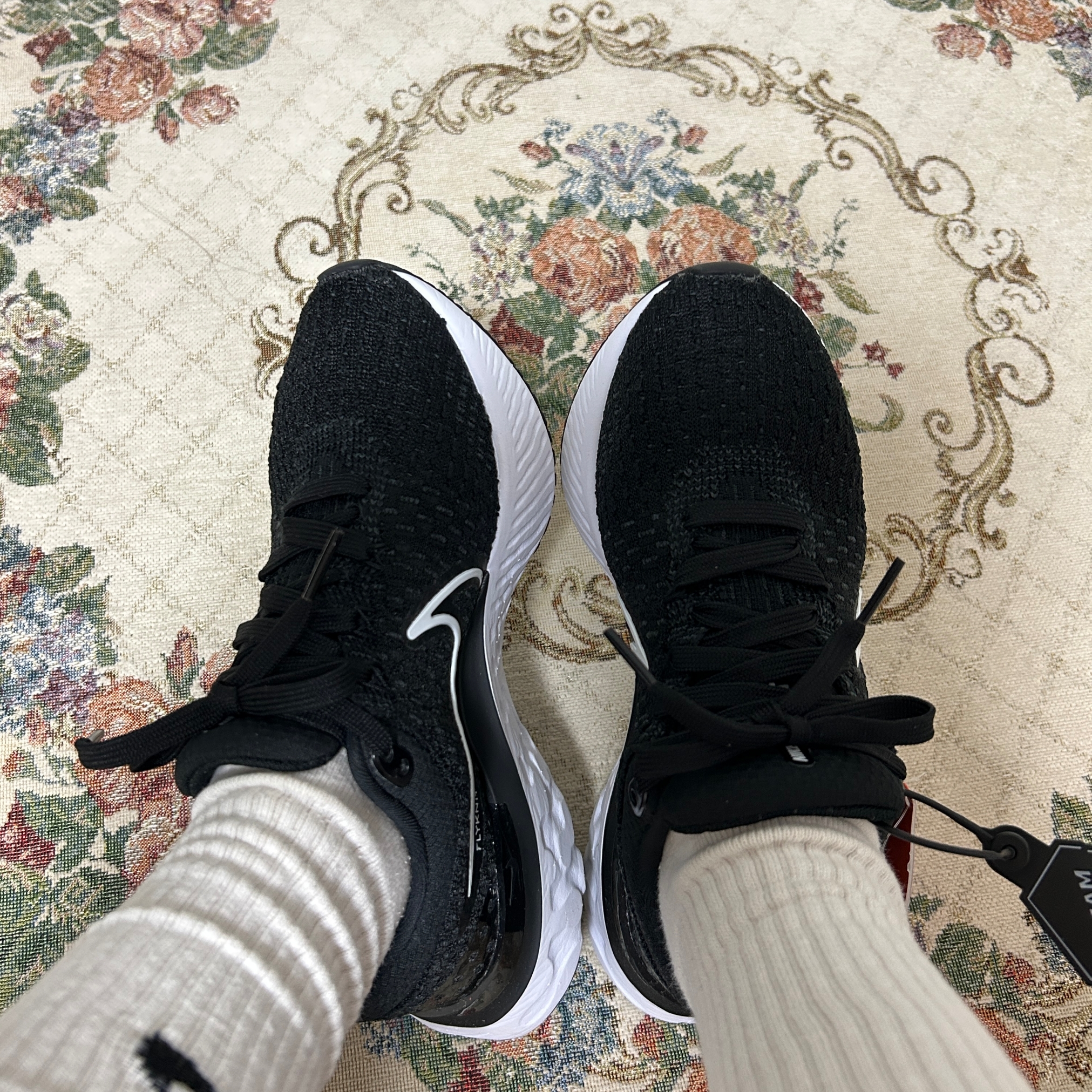 (W) Nike React Infinity Run Flyknit 3 Black White 착용 스타일 - 2