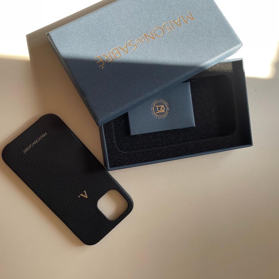 [KREAM 단독] Maison de Sabre AirPods Case 3 Black Caviar, [KREAM 단독] Maison de Sabre AirPods Case Pro Black Caviar 착용 스타일 - 2