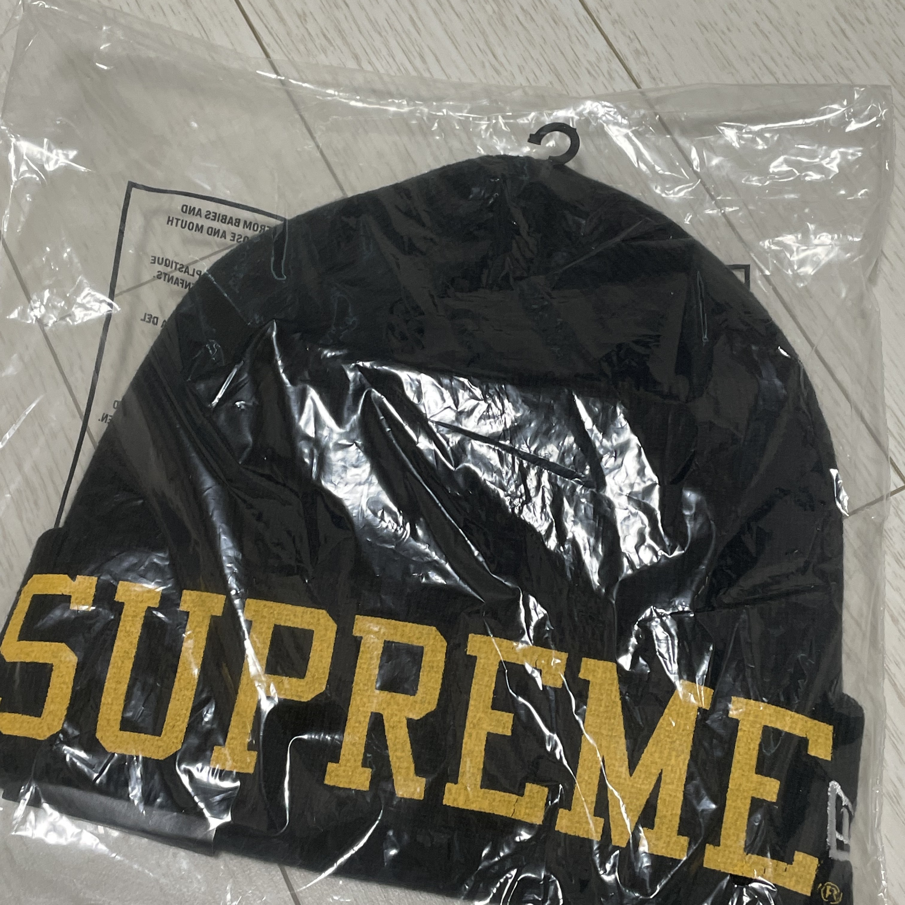 Supreme New Era Varsity Beanie Black - 23FW 착용 스타일 - 1