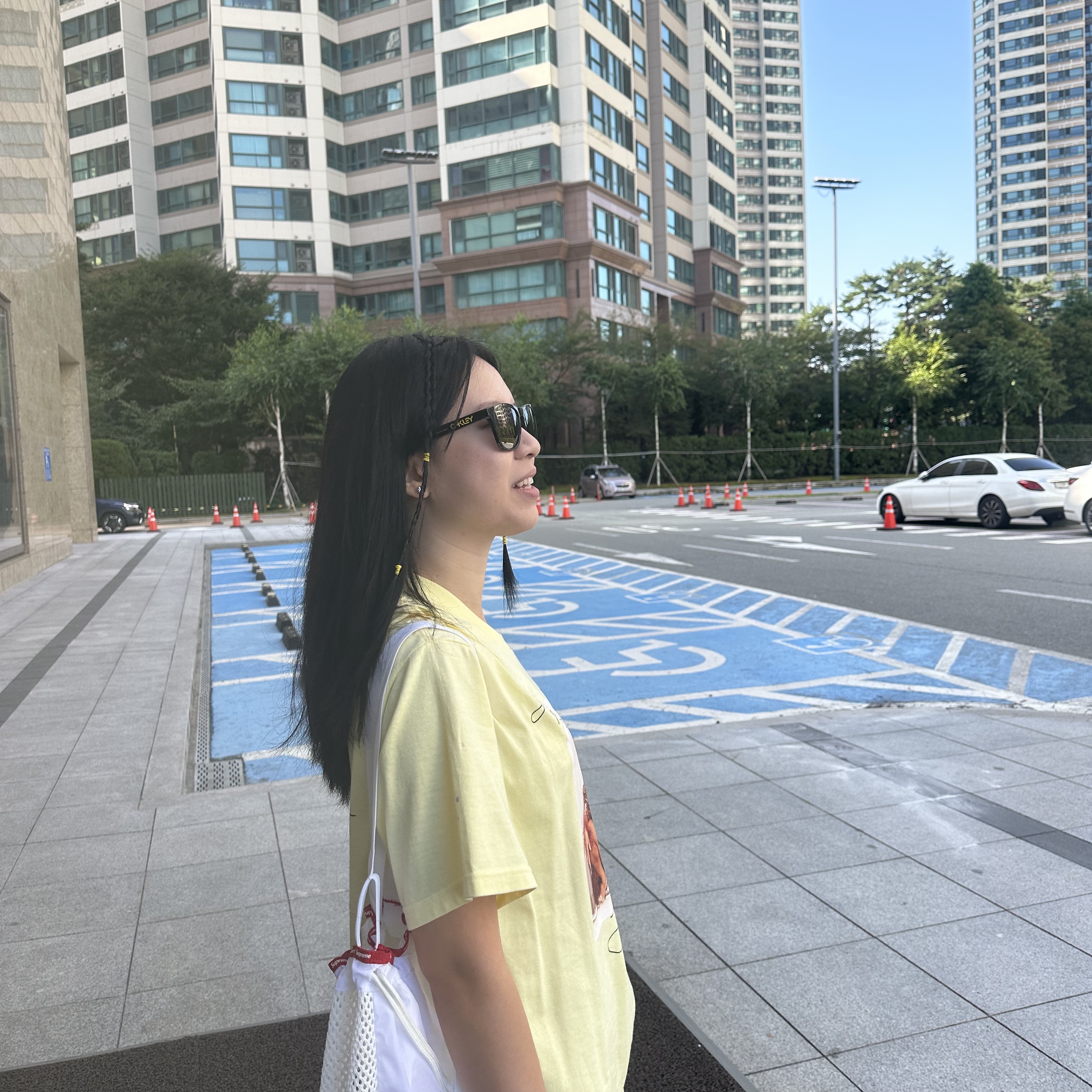 Oakley x Fragment Frogskins Yellow Polished Black Frame Prizm Grey Lenses Low Bridge Fit, Supreme Mesh Small Backpack White - 23SS 착용 스타일 - 1
