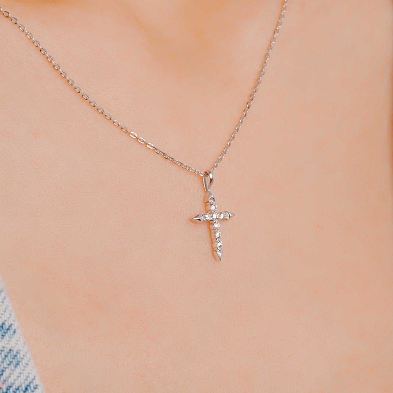 Miko Arrow Cross Diamond S Necklace White Gold 착용 스타일