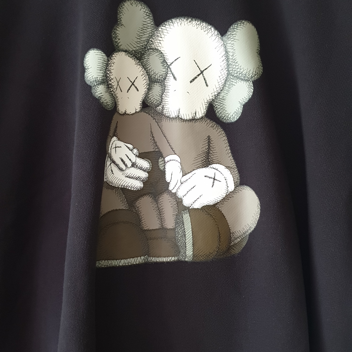 Uniqlo UT x Kaws Short Sleeve Graphic T-Shirt White, Uniqlo UT x Kaws Long Sleeve Sweatshirt Black ์ฐฉ์ฉ ์คํ์ผ - 2