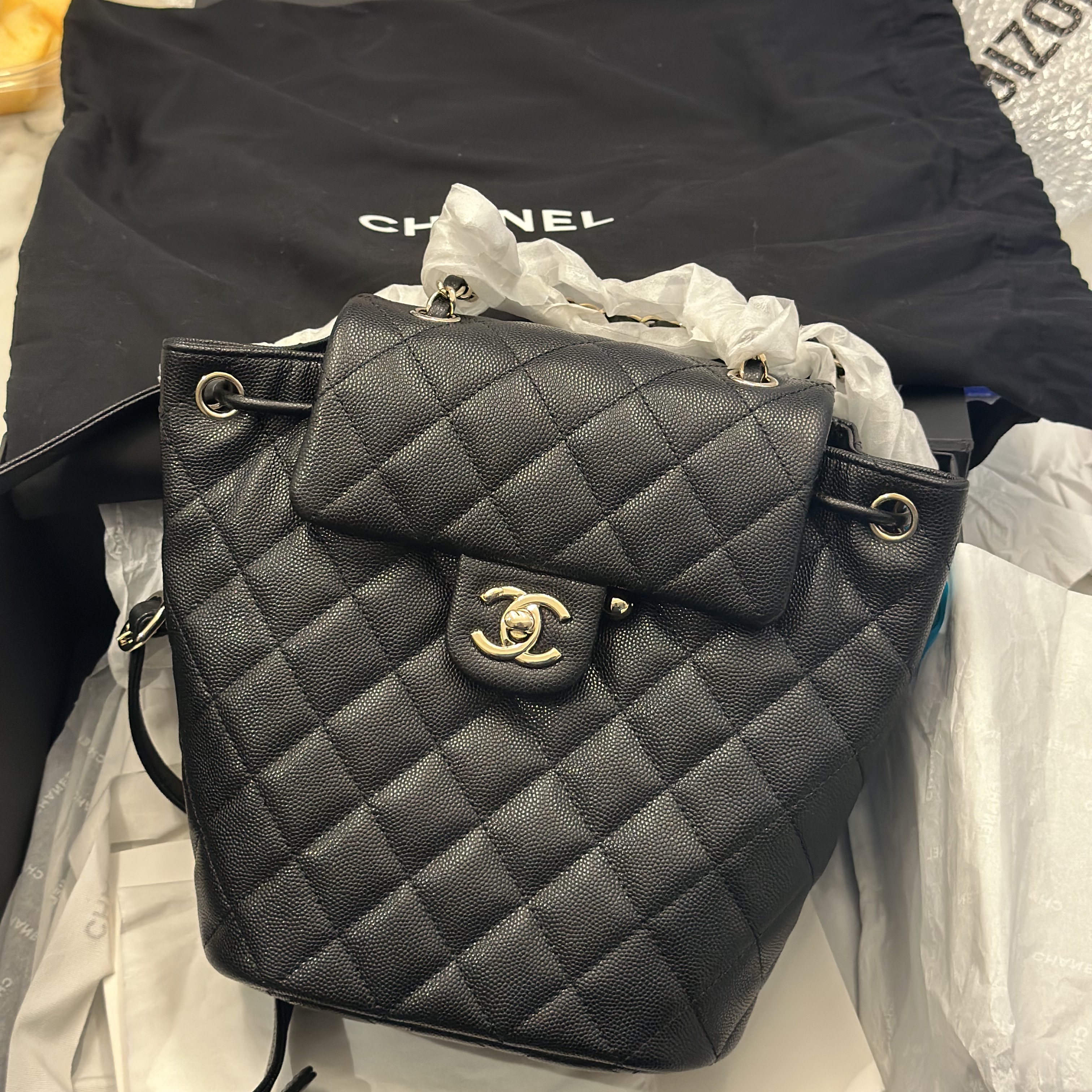 Chanel Backpack Shiny Grained Calfskin & Gold Black 착용 스타일