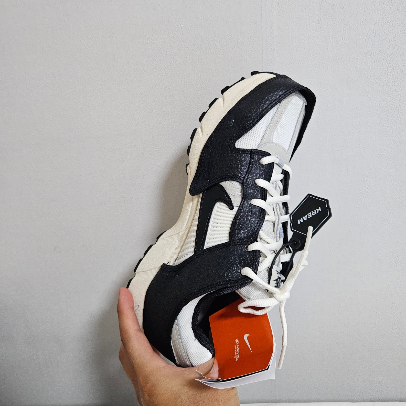 (W) Nike Zoom Vomero 5 Wolf Grey and Black 착용 스타일 - 2