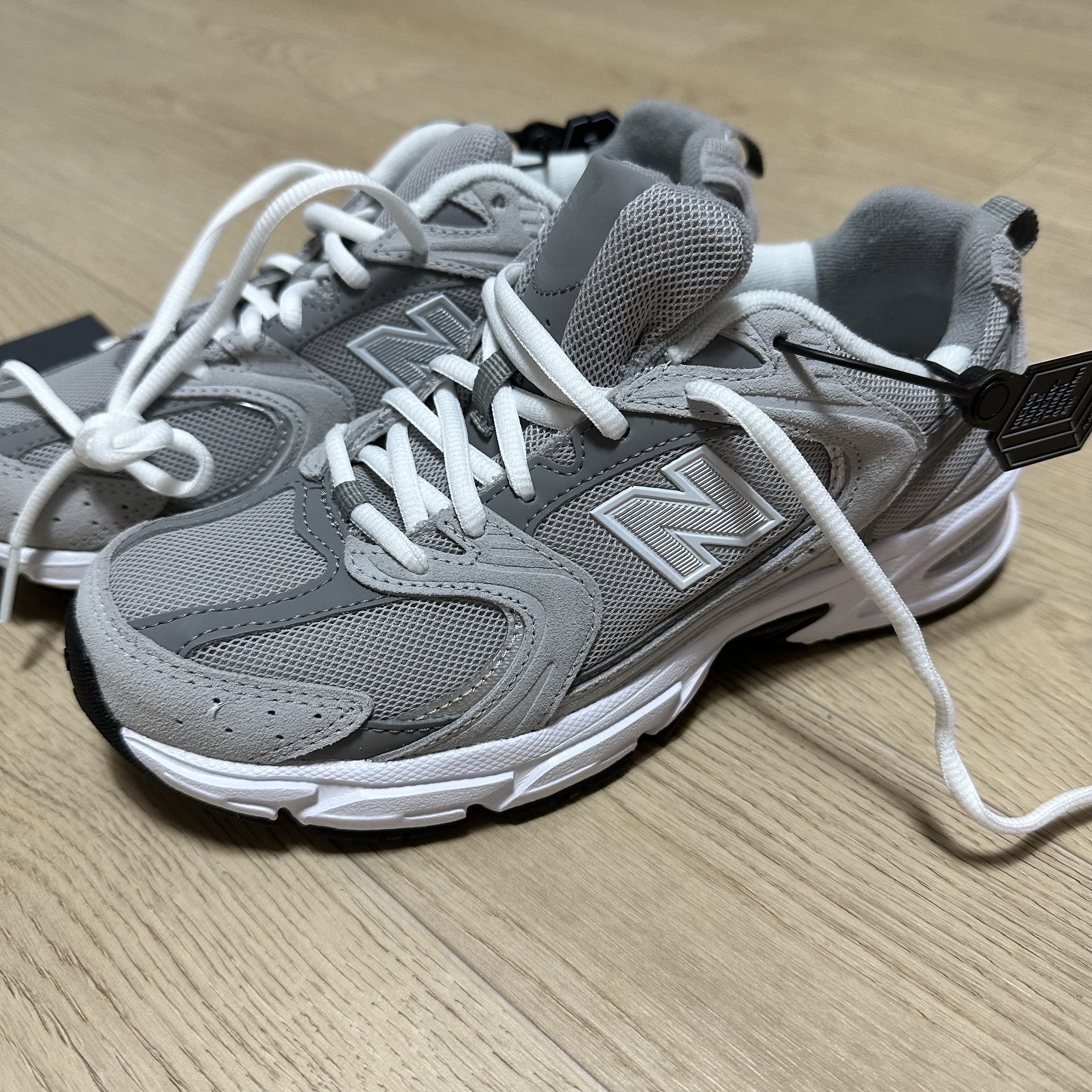 New Balance 530 Grey 착용 스타일