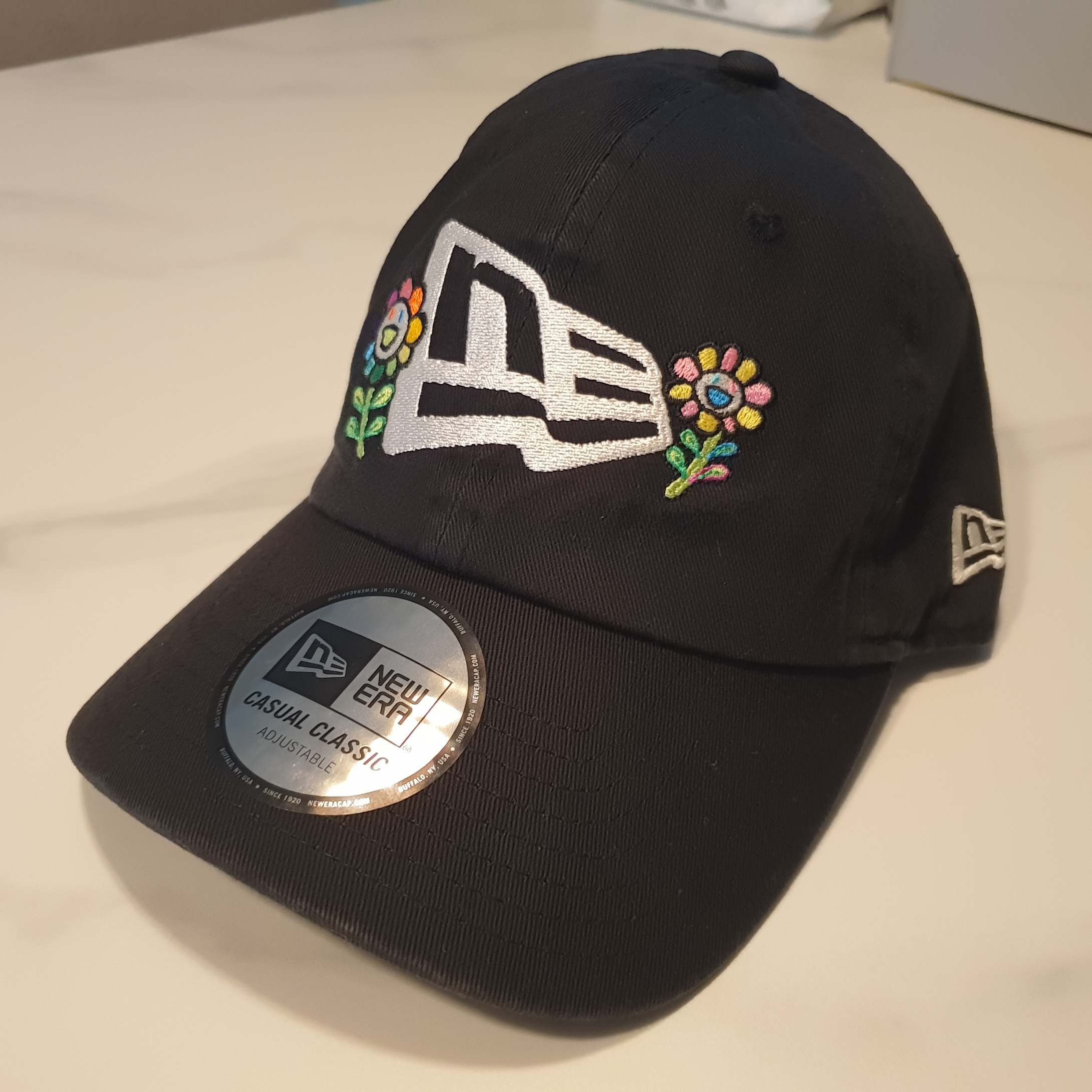 New Era x Murakami Takashi Flag Casual Classic Cap Black 착용 스타일 - 1