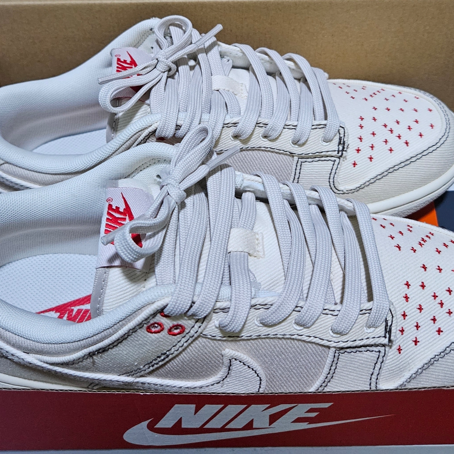 Nike Dunk Low Beige Red 착용 스타일 - 2