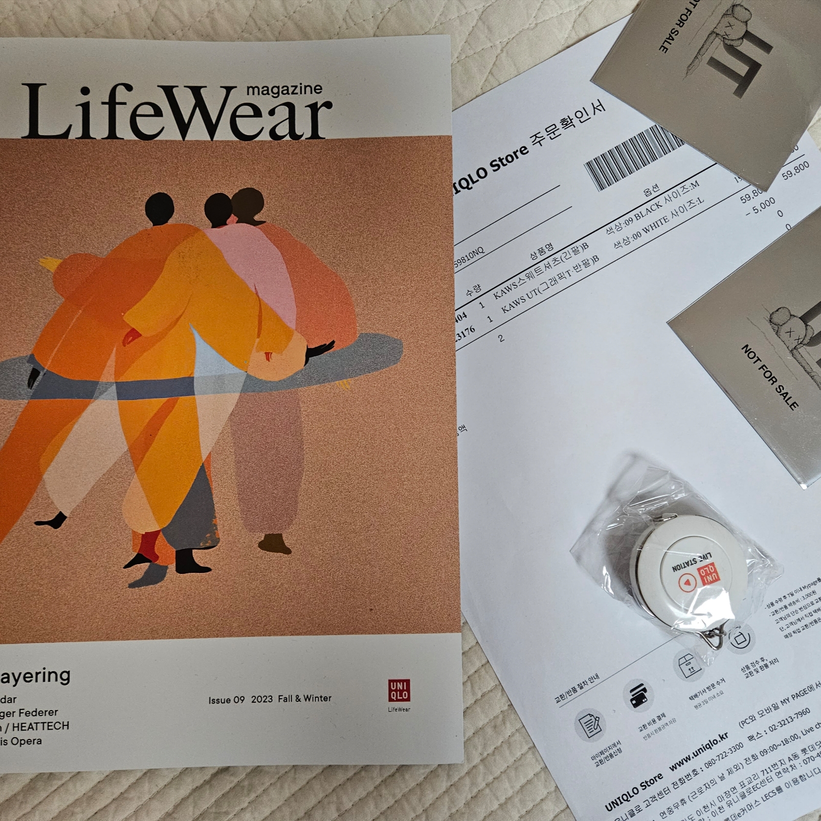 Uniqlo UT x Kaws Long Sleeve Sweatshirt Black, Uniqlo UT x Kaws Short Sleeve Graphic T-Shirt White 착용 스타일 - 1