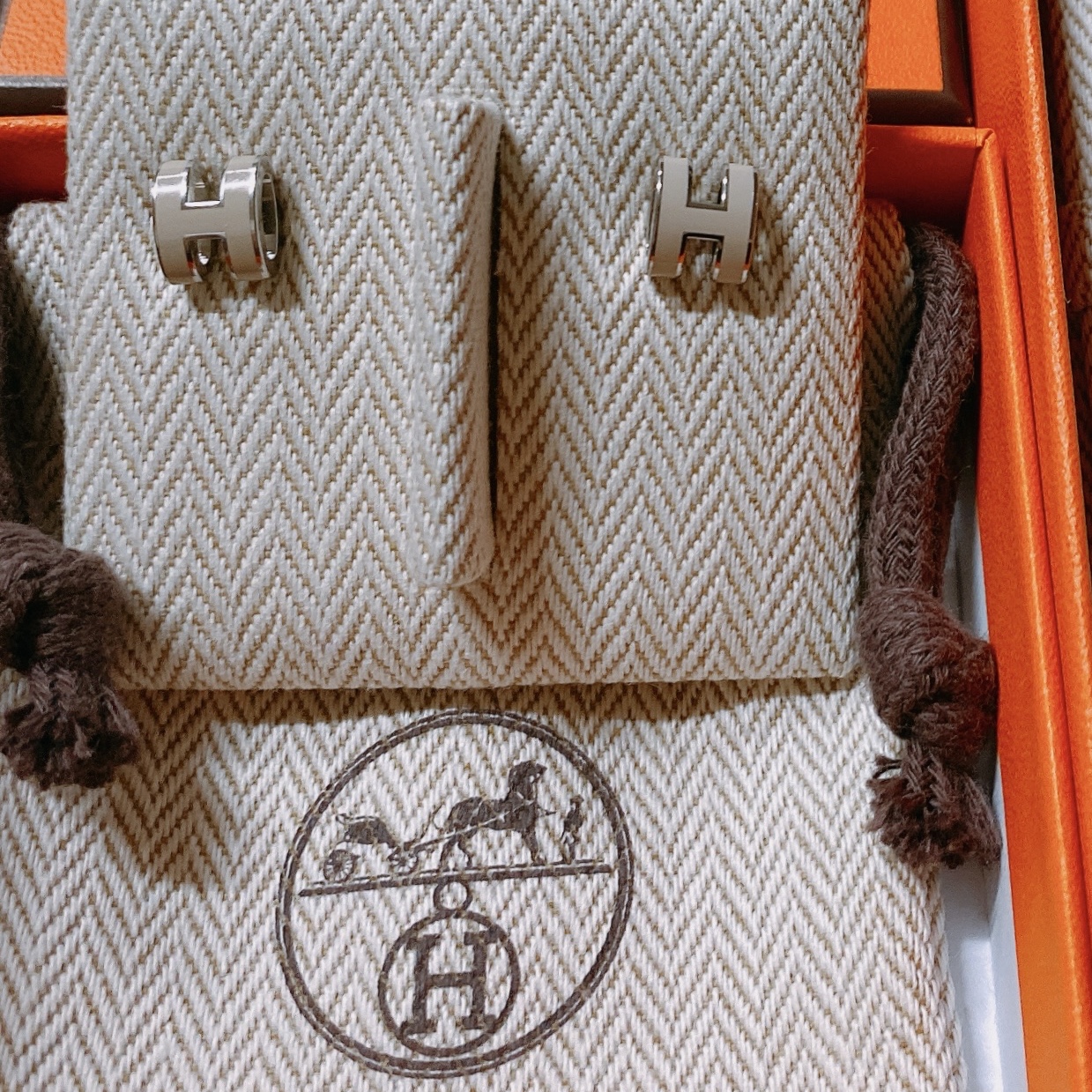 (W) Hermes Mini Pop H Earrings Palladium & Marron Glace 착용 스타일