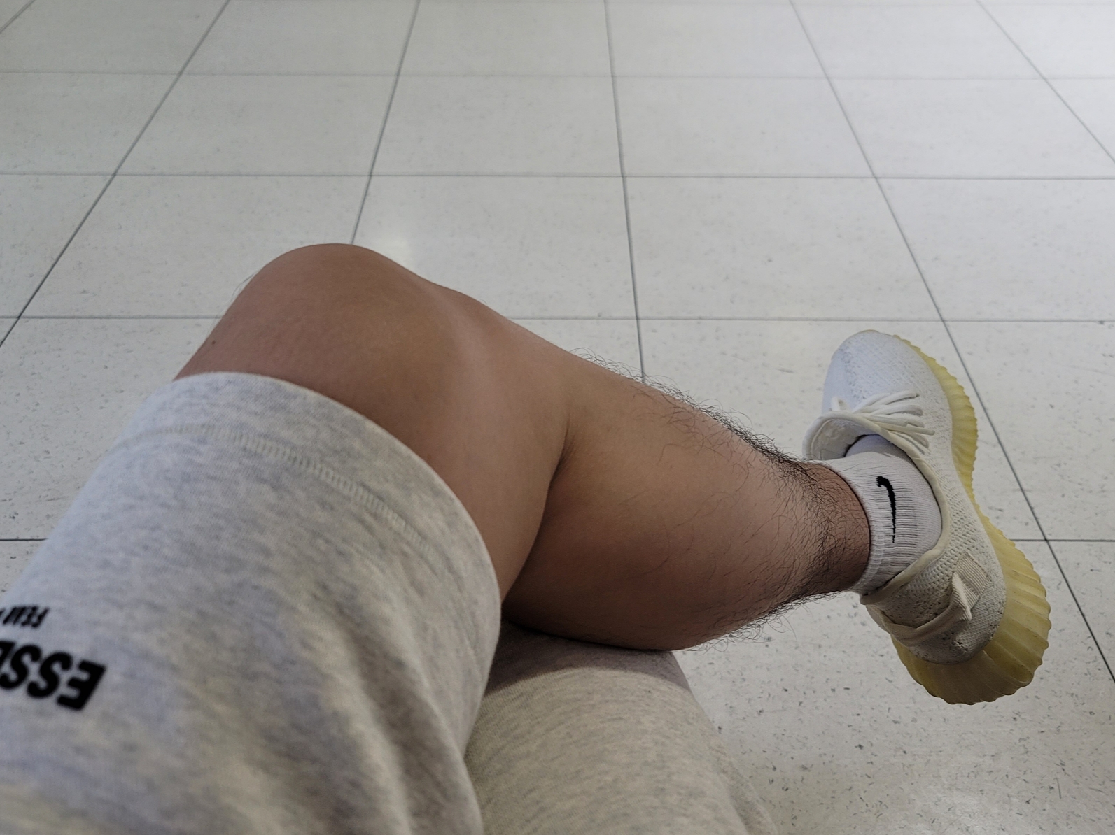 Essentials The Core Collection Sweatshorts Light Oatmeal, Adidas Yeezy Boost 350 V2 Cream/Triple White 착용 스타일