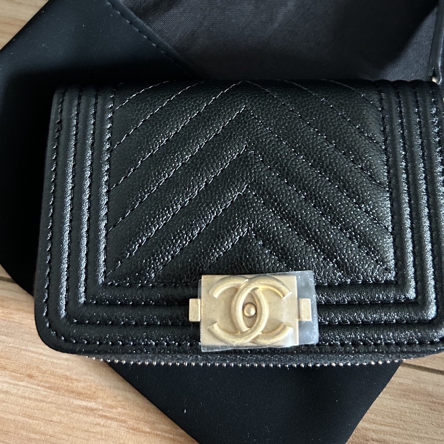 Chanel Boy Chanel Zipped Coin Purse Grained Calfskin & Gold Black 착용 스타일
