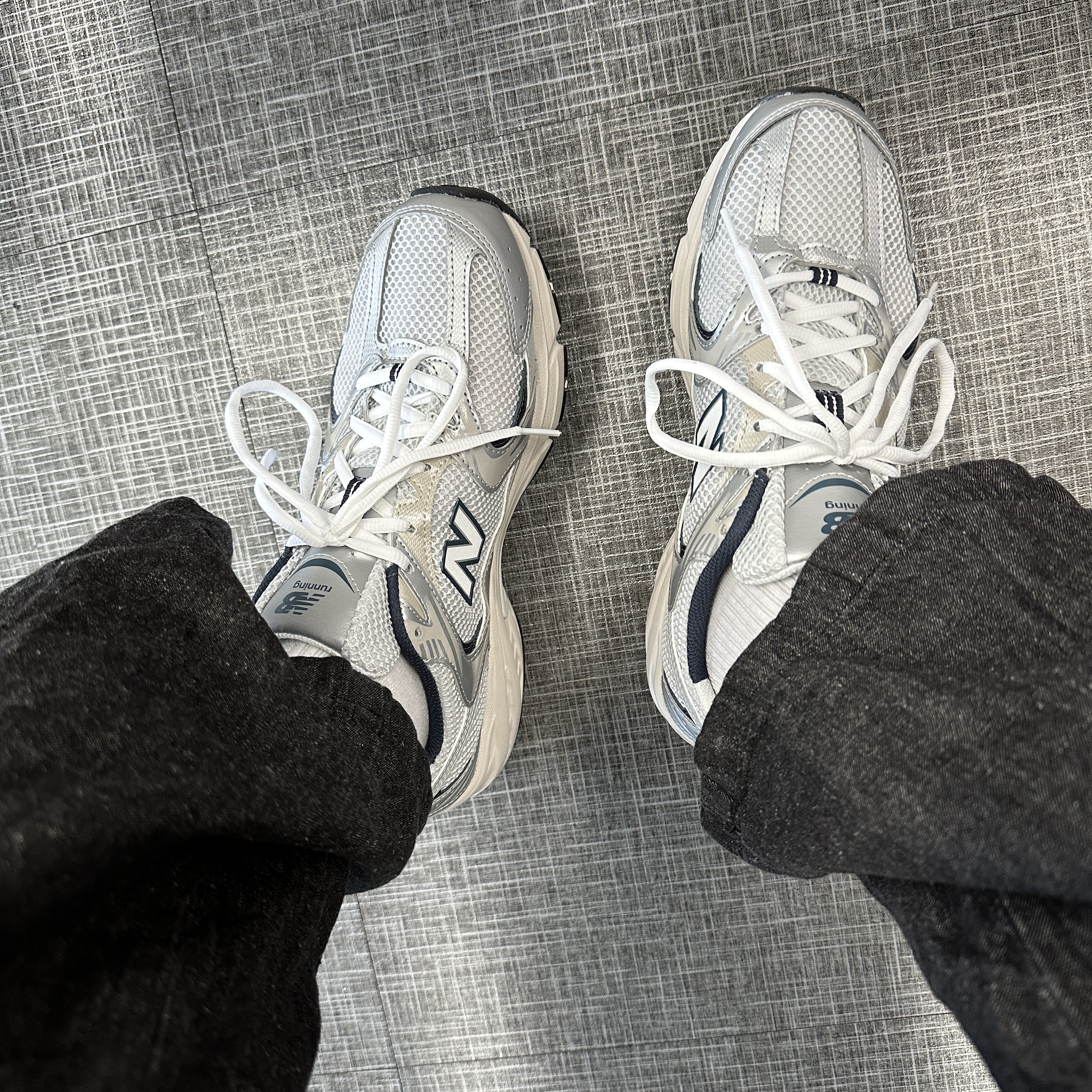 New Balance 530 Steel Grey 착용 스타일 - 1