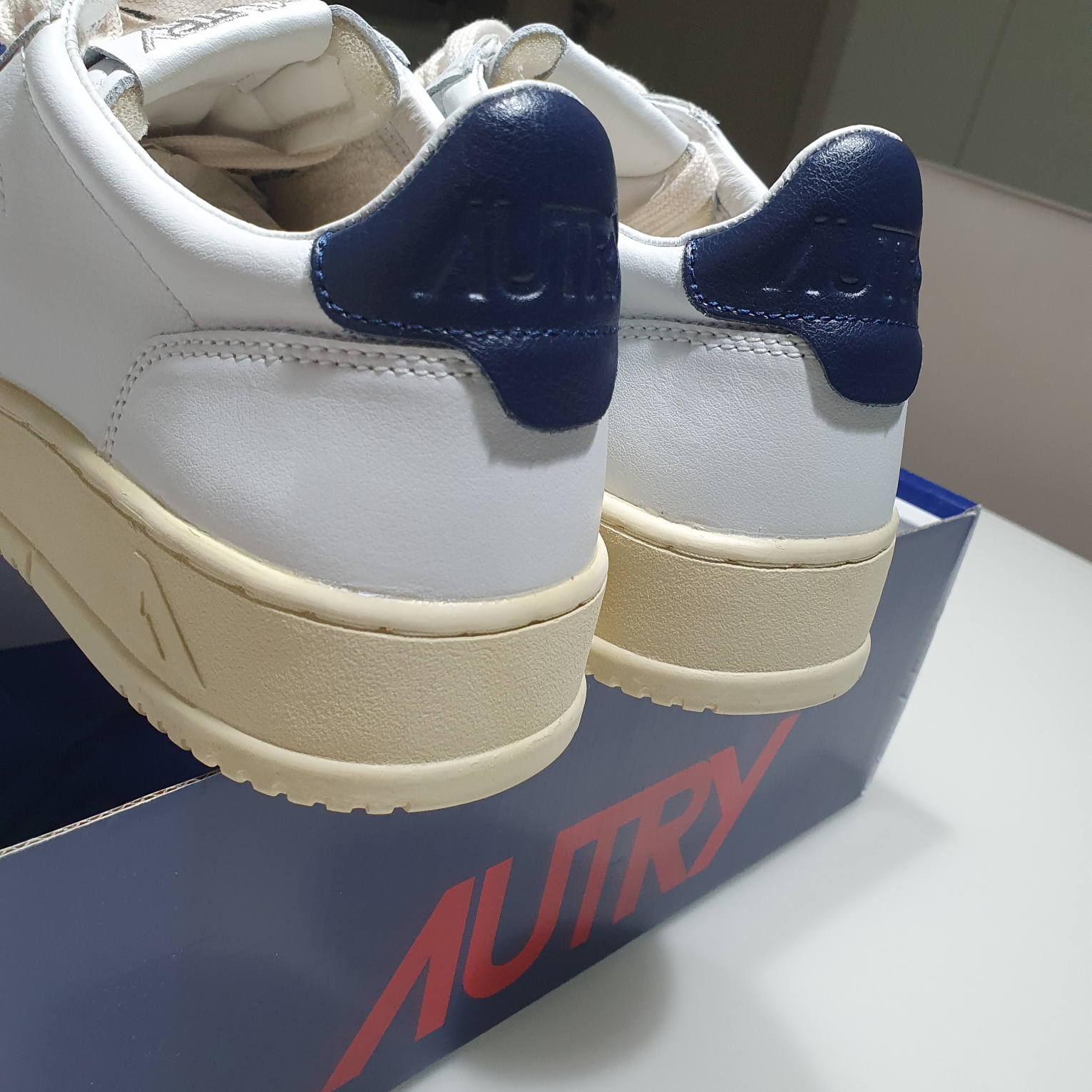 Autry Medalist Low Leather Sneakers White Blue 착용 스타일 - 3