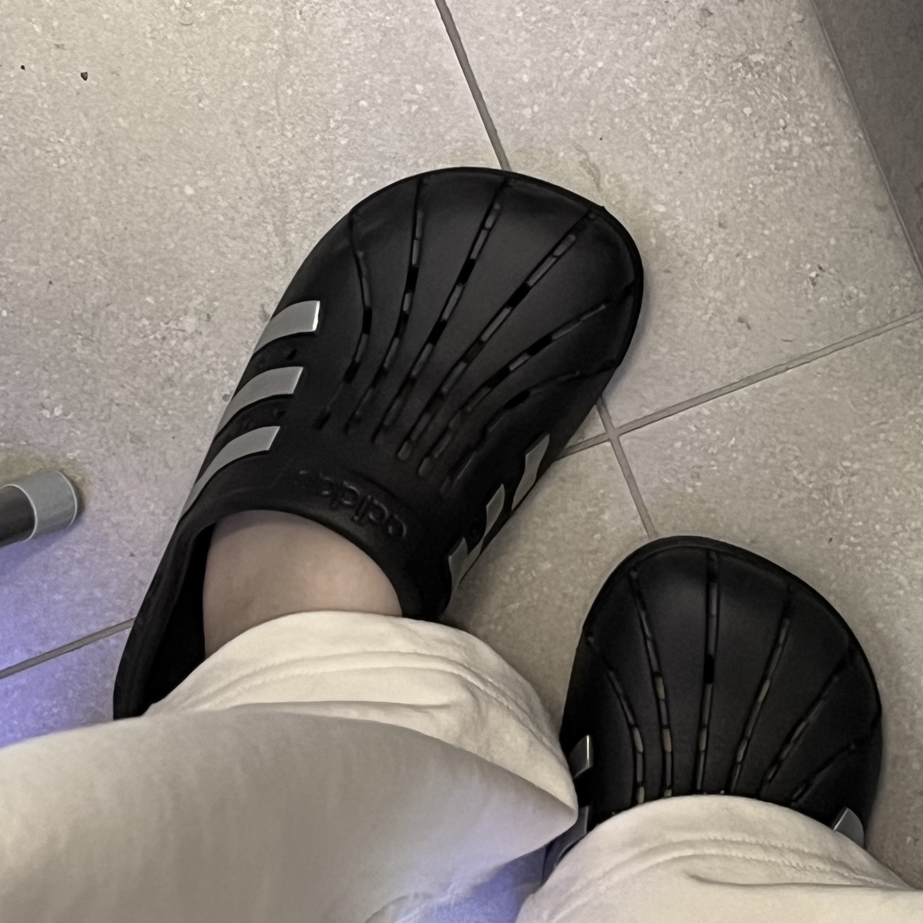 Adidas Adilette Clogs Core Black Silver Metallic 착용 스타일