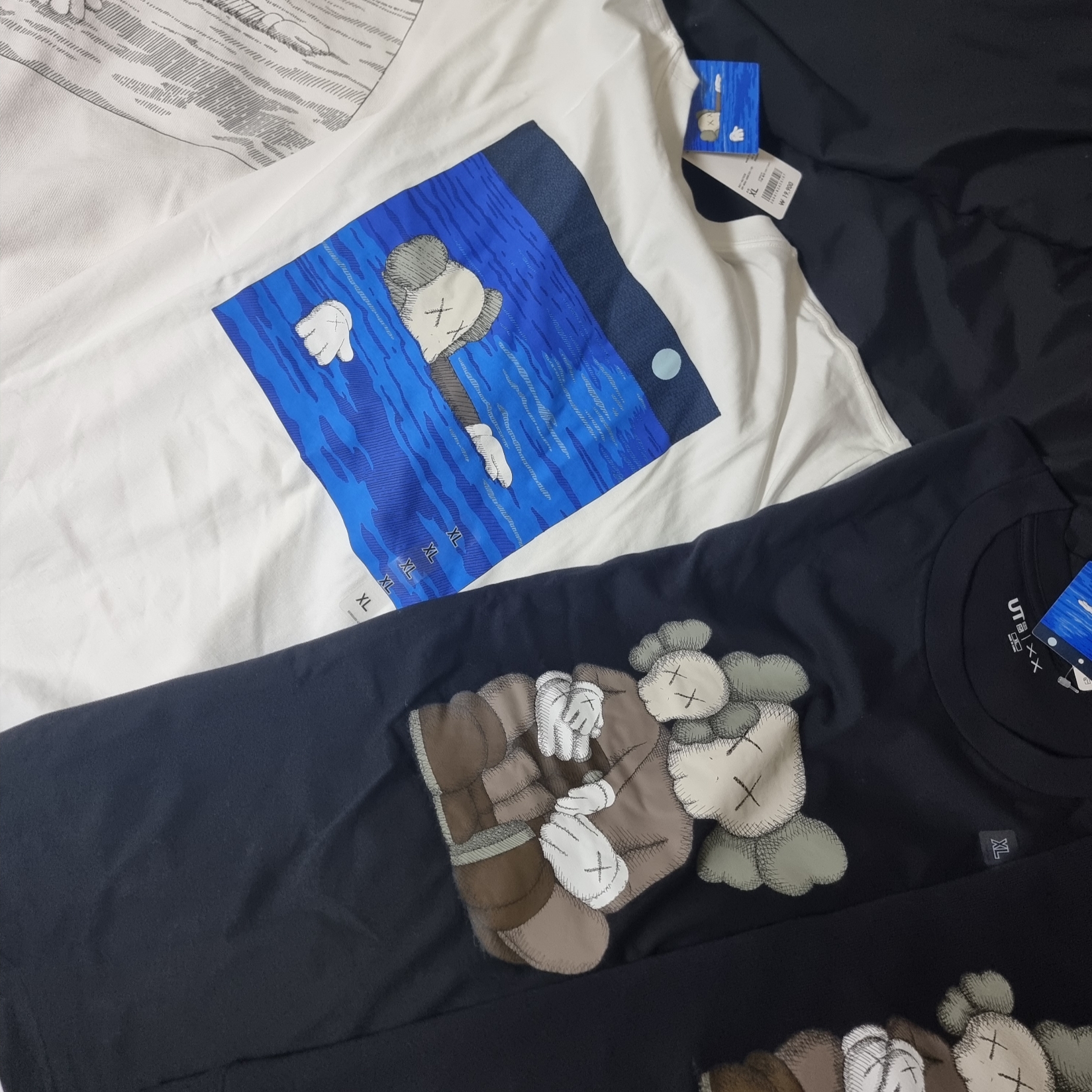 Uniqlo UT x Kaws Long Sleeve Sweatshirt Black, Uniqlo UT x Kaws Short Sleeve Graphic T-Shirt Black 착용 스타일