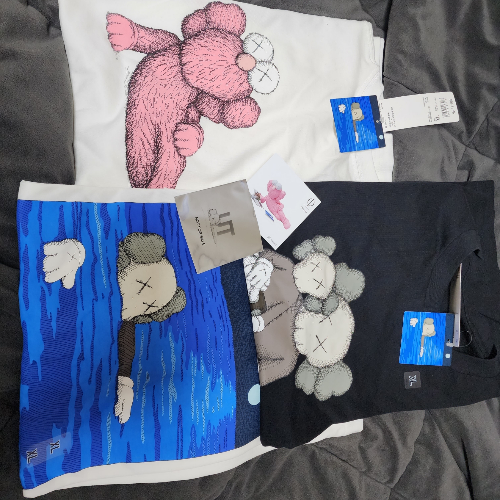 Uniqlo UT x Kaws Short Sleeve Graphic T-Shirt White, Uniqlo UT x Kaws Short Sleeve Graphic T-Shirt Black 착용 스타일 - 1