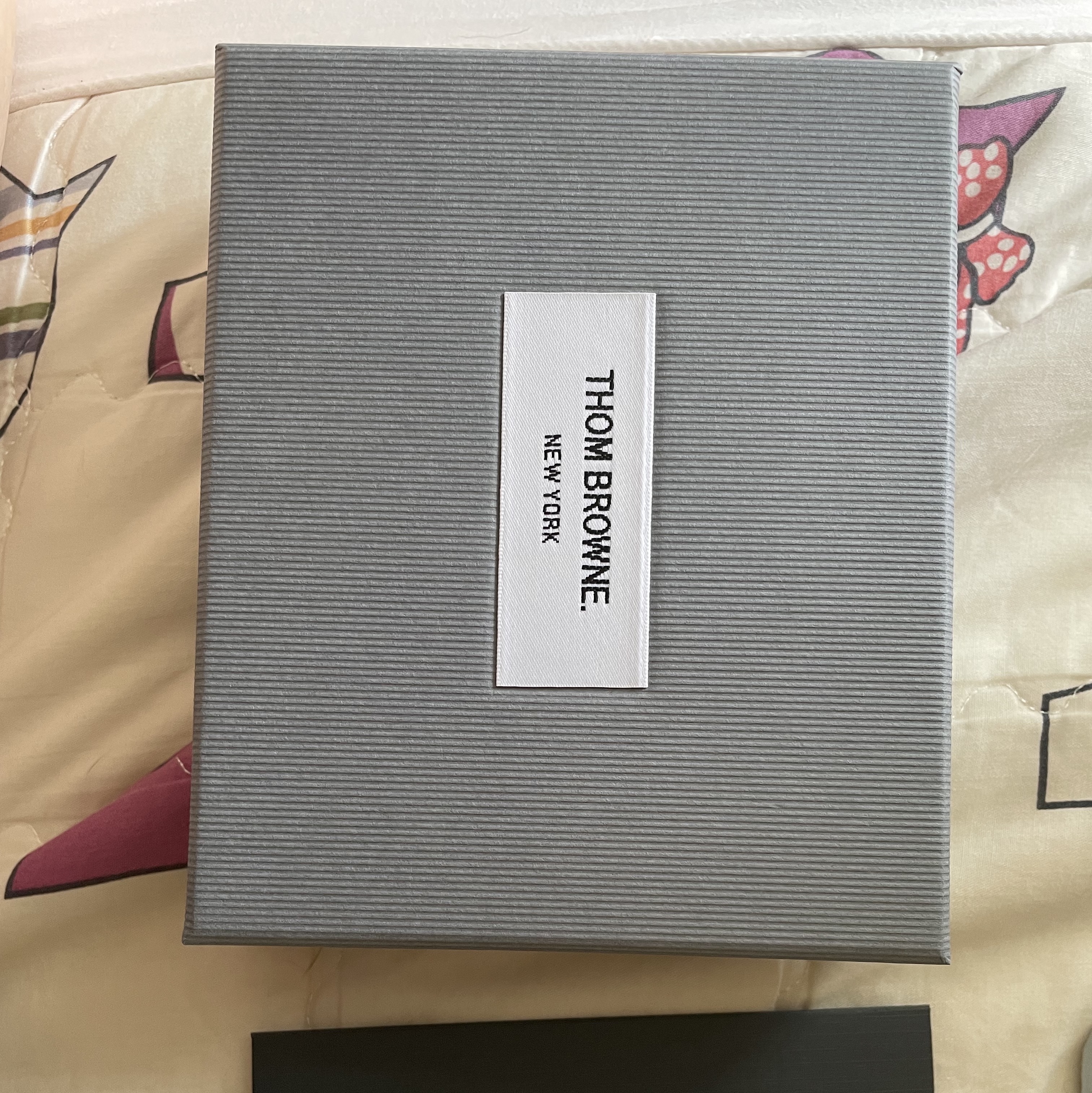 Thom Browne Pebble Grain Leather Paper Label Single Card Holder Dark Grey 착용 스타일 - 4