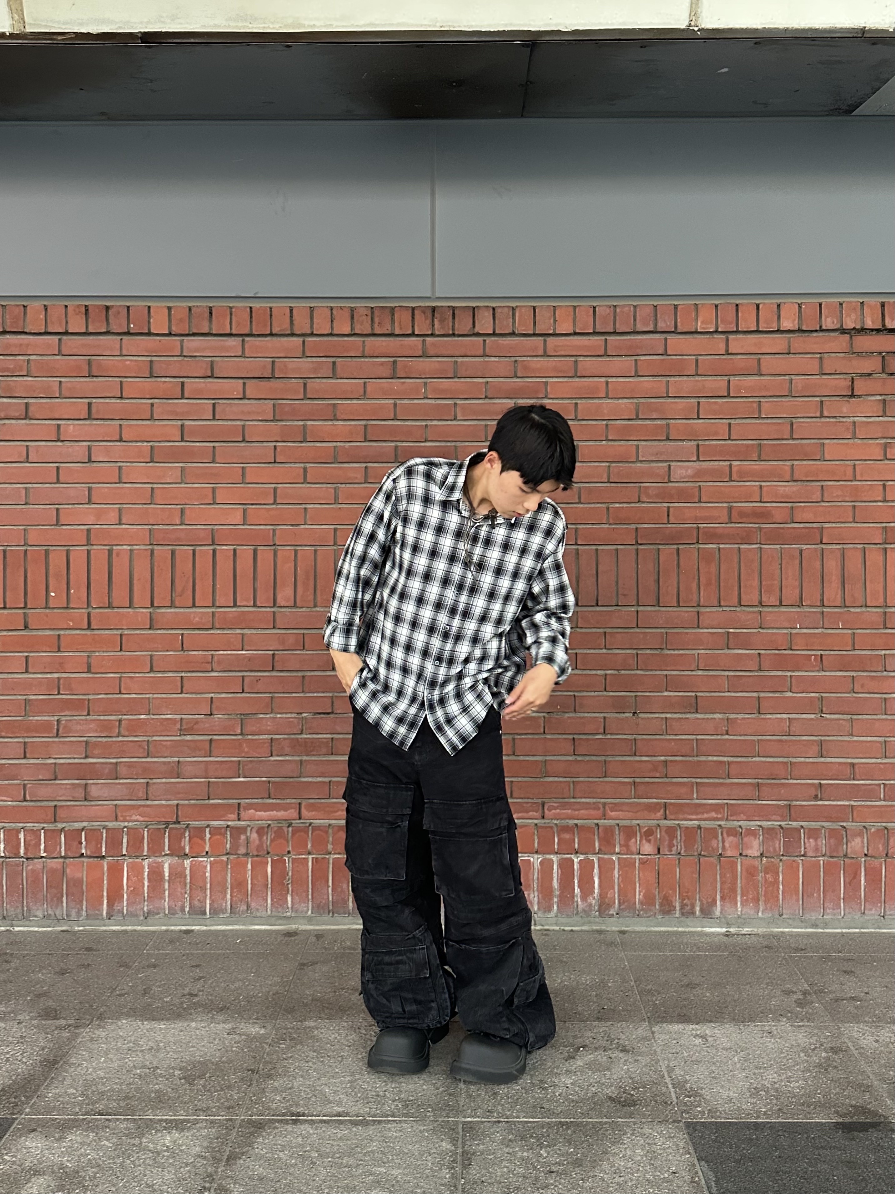Project G/R Crinkle Denim Cargo Pants Black, Balenciaga Steroid Derby Black 착용 스타일 - 1