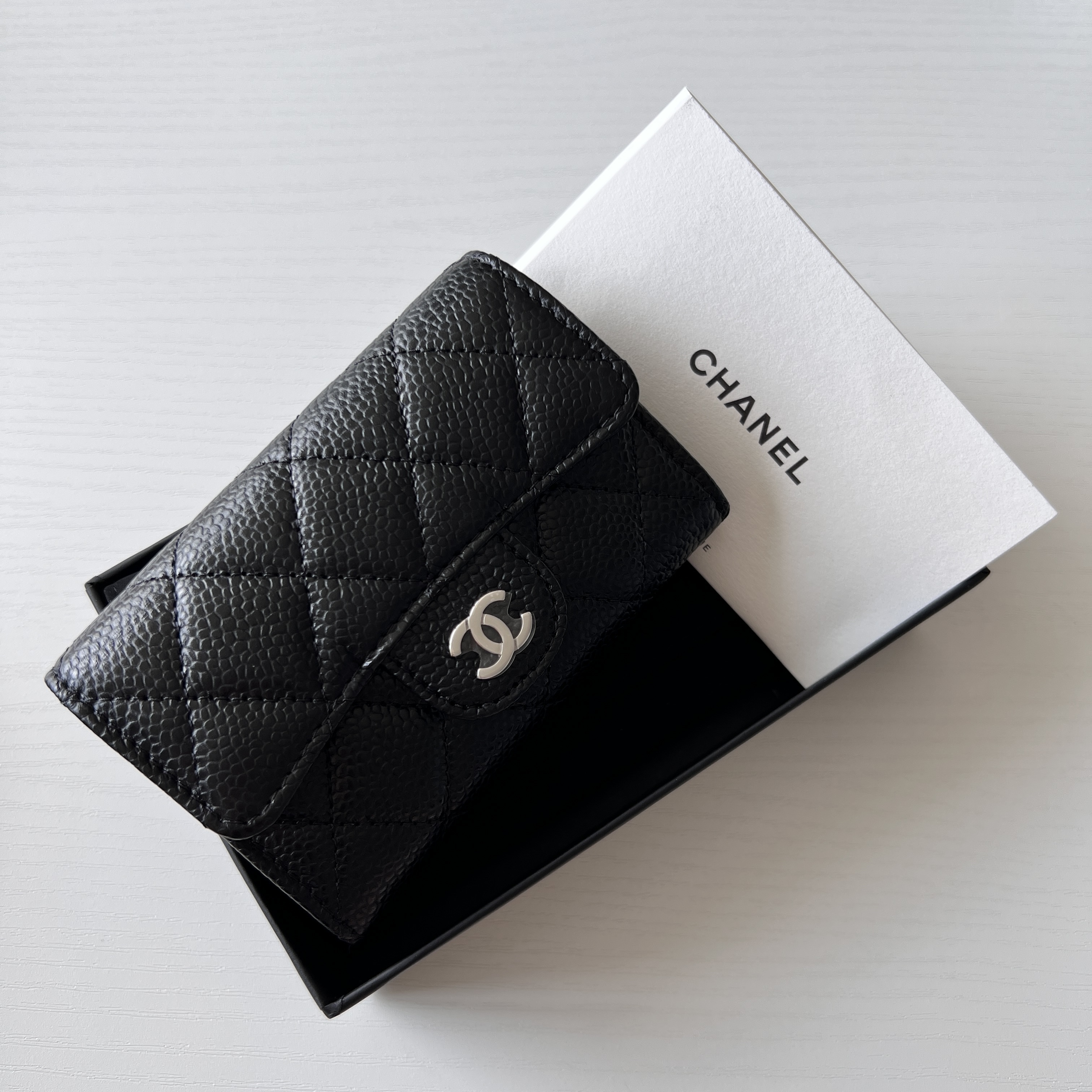 Chanel Classic Card Holder Grained Calfskin & Silver Black 착용 스타일