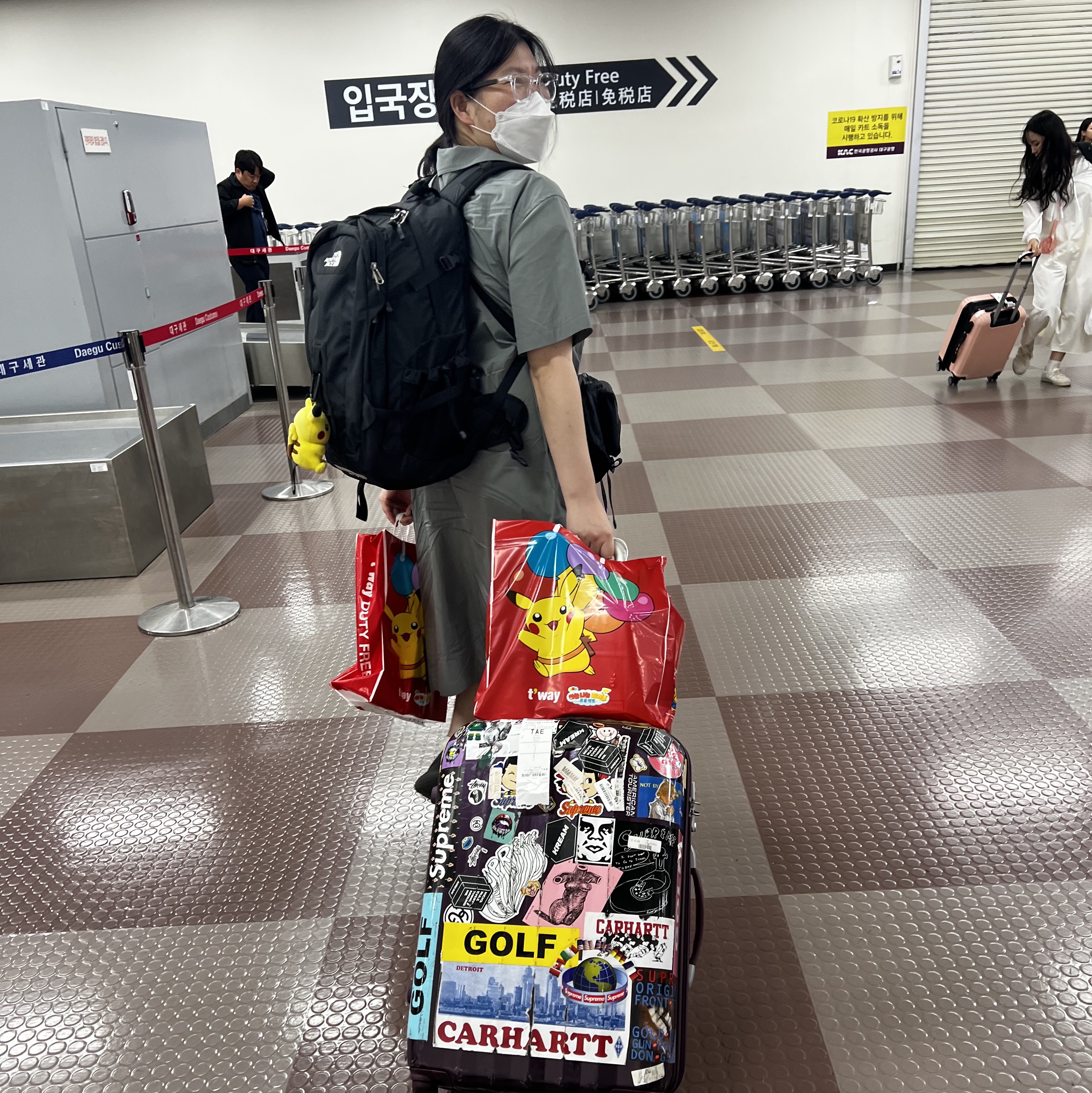 Adidas Yeezy Foam RNNR Carbon, Gentle Monster x Maison Margiela MM010 Clear Black Gradient 착용 스타일