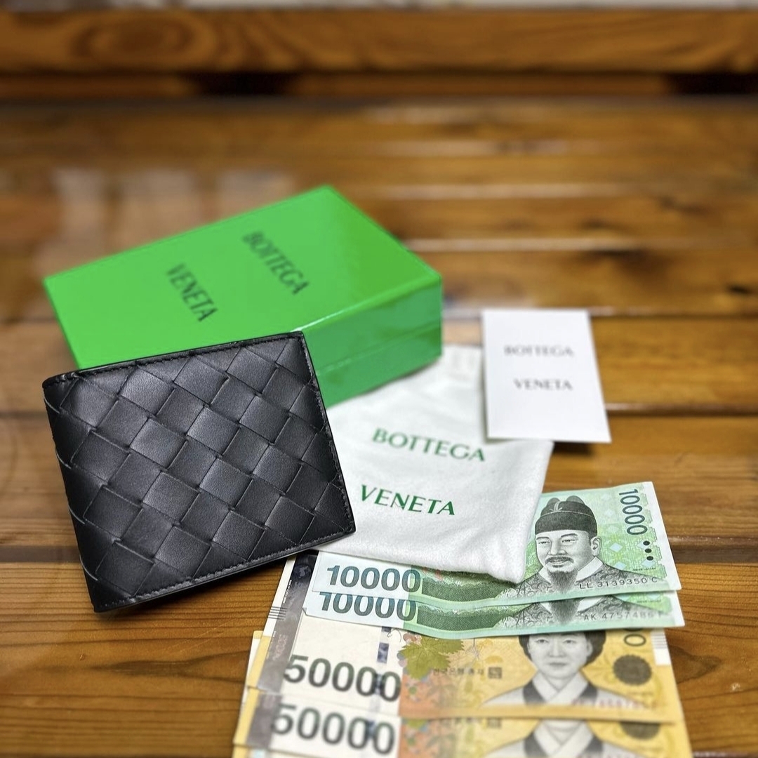 Bottega Veneta Bi-Fold Wallet Black 착용 스타일