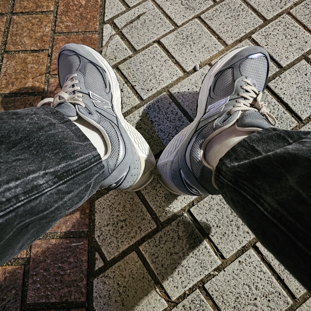 New Balance 2002R Premium Vintage Grey 착용 스타일