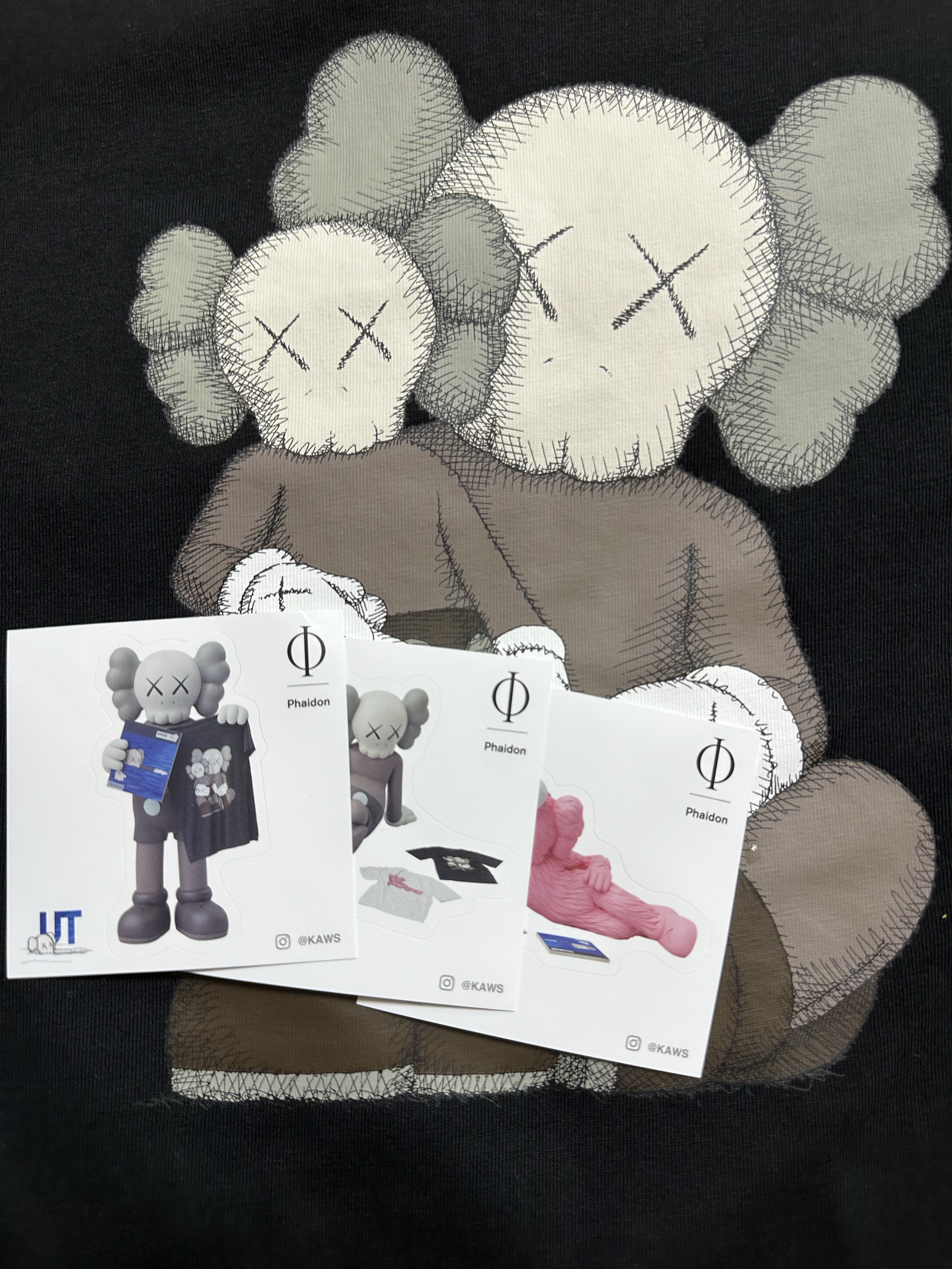 Uniqlo UT x Kaws Short Sleeve Graphic T-Shirt Black, Uniqlo UT x Kaws Long Sleeve Sweatshirt Black 착용 스타일 - 2