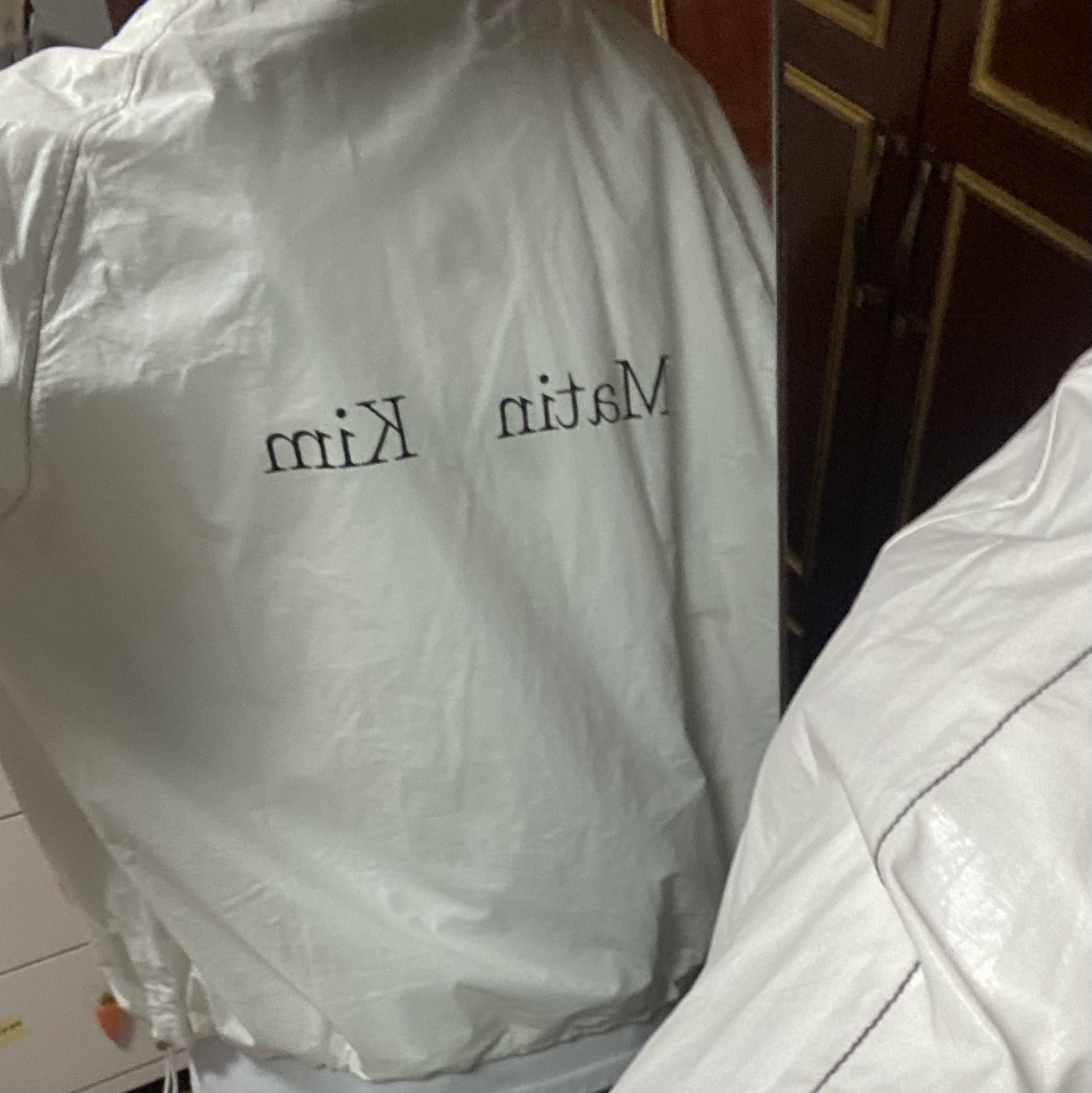 (W) Matin Kim Logo Coating Jumper Ivory, IAB Studio T-Shirt White Light Green 착용 스타일 - 1
